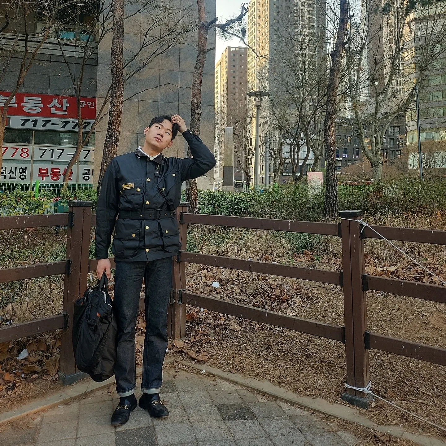 Barbour International Original Wax Jacket Black, Gucci 1953 Horsebit Leather Loafers Black 착용 스타일 - 1