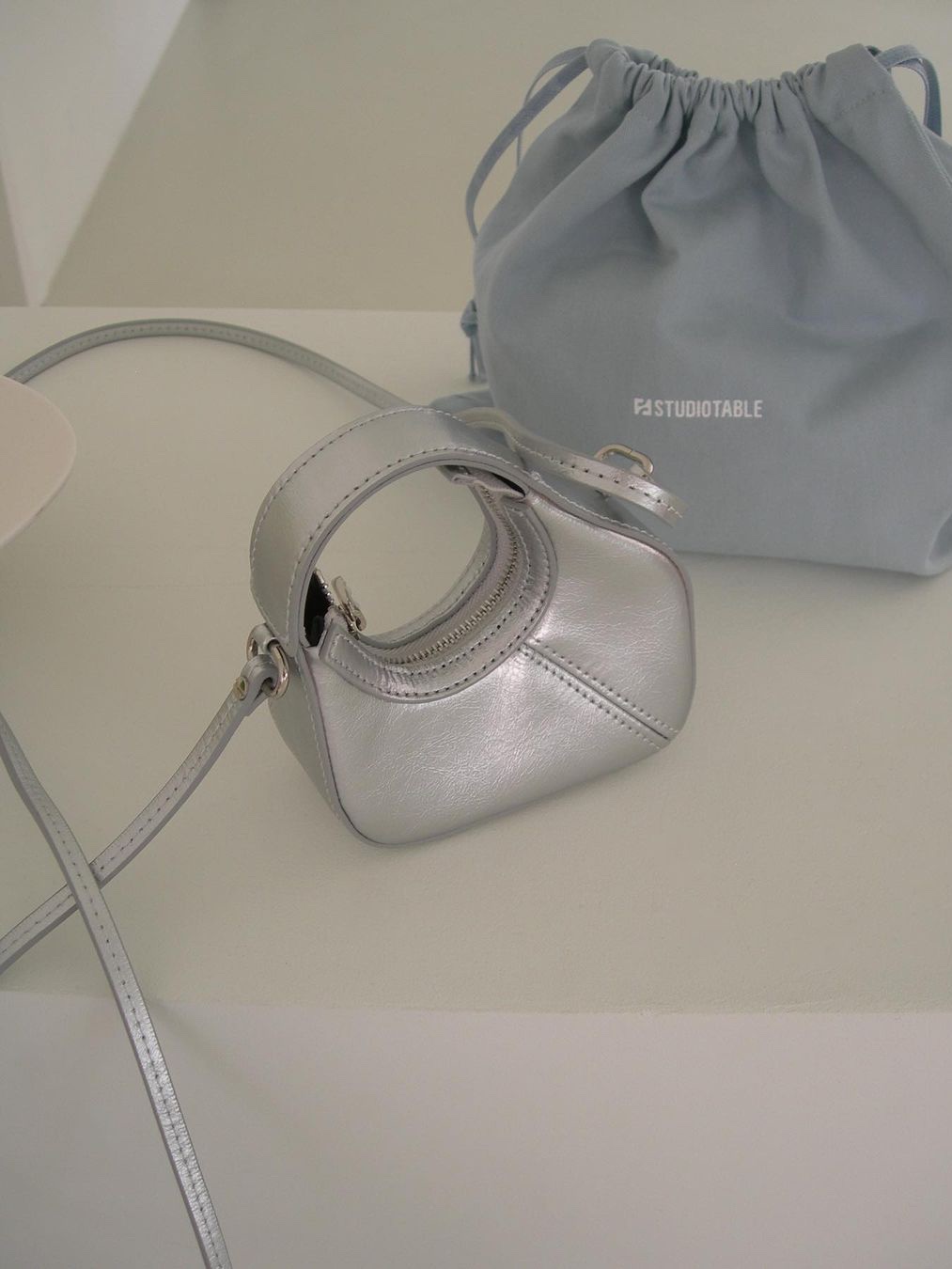 STUDIOTABLE Crepe Mini Bag Silver, STUDIOTABLE Crepe Mini Bag White 착용 스타일