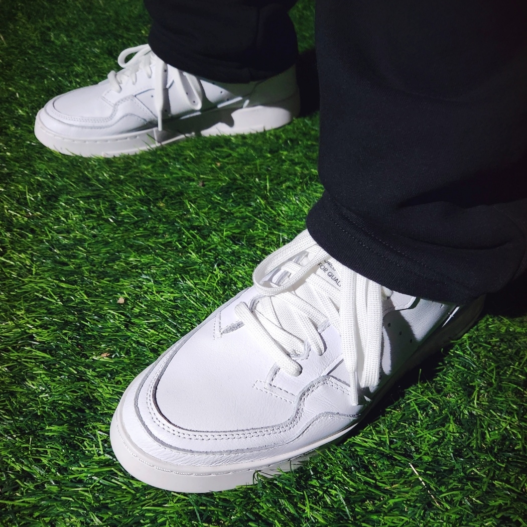Adidas Supercourt White Core Black 착용 스타일 - 5