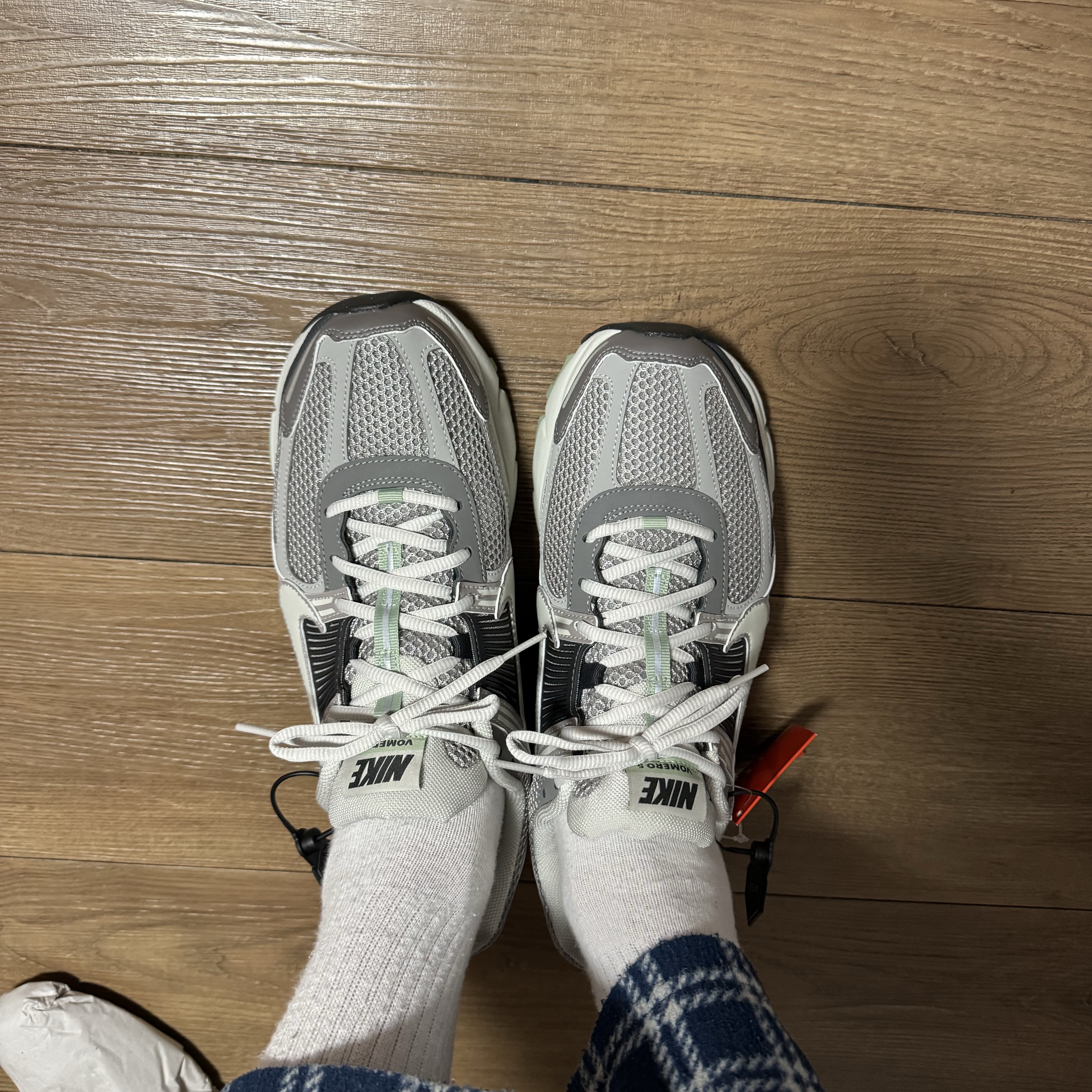 (W) Nike Zoom Vomero 5 Cobblestone and Flat Pewter 착용 스타일