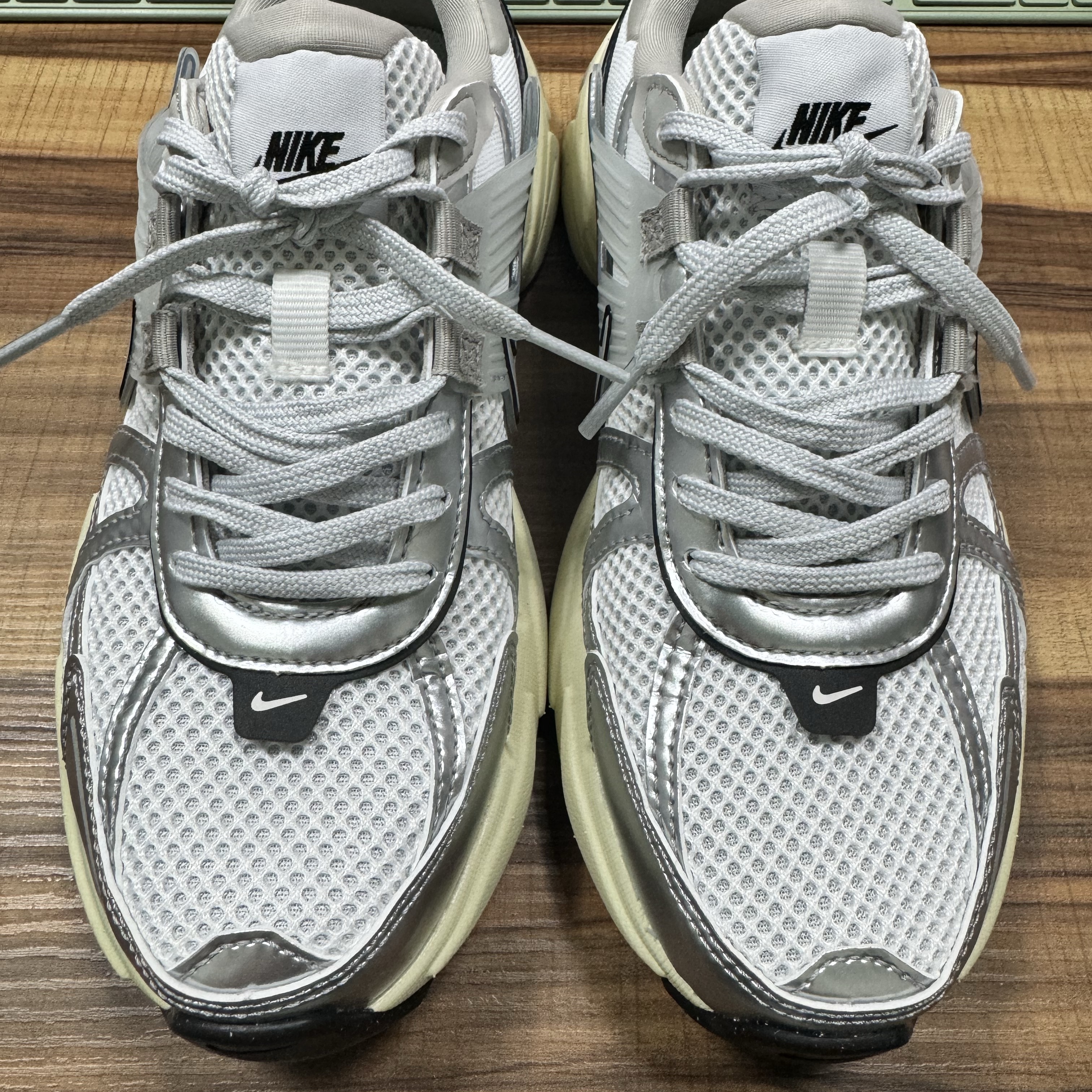 Nike V2K Run Summit White Metallic Silver 착용 스타일