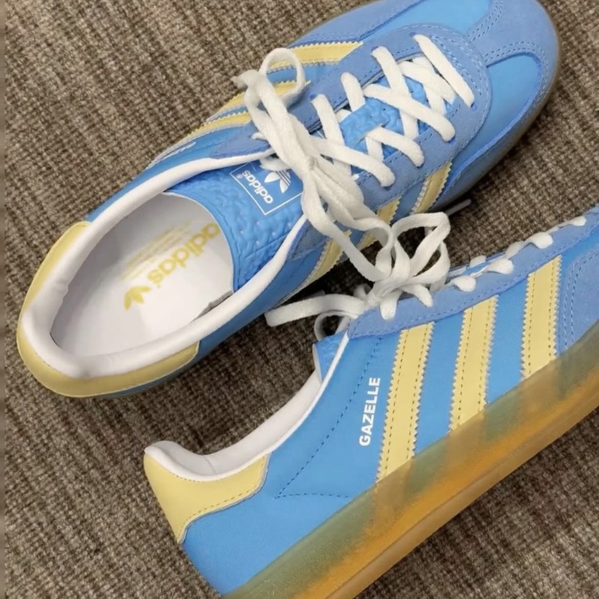 (W) Adidas Gazelle Indoor Semi Blue Burst Almost Yellow 착용 스타일 - 2