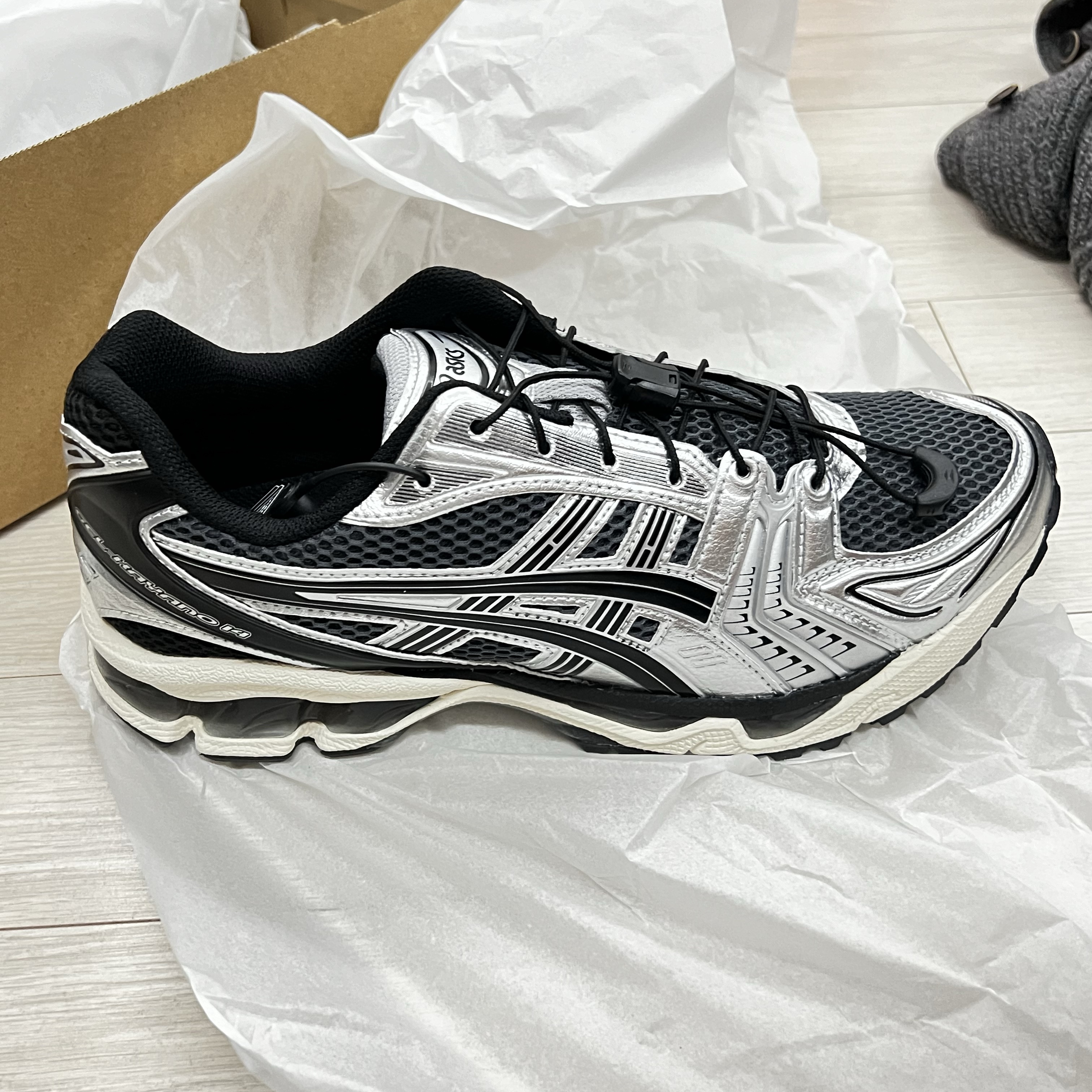 Asics Unlimited Gel-Kayano 14 Carrier Grey Black 착용 스타일