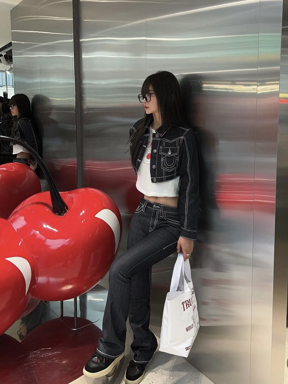True Religion x KIRSH Stitch Point Denim Crop Jacket White Stitch, True Religion x KIRSH Stitch Point Boots Cut Denim Pants Black Denim 착용 스타일 - 1