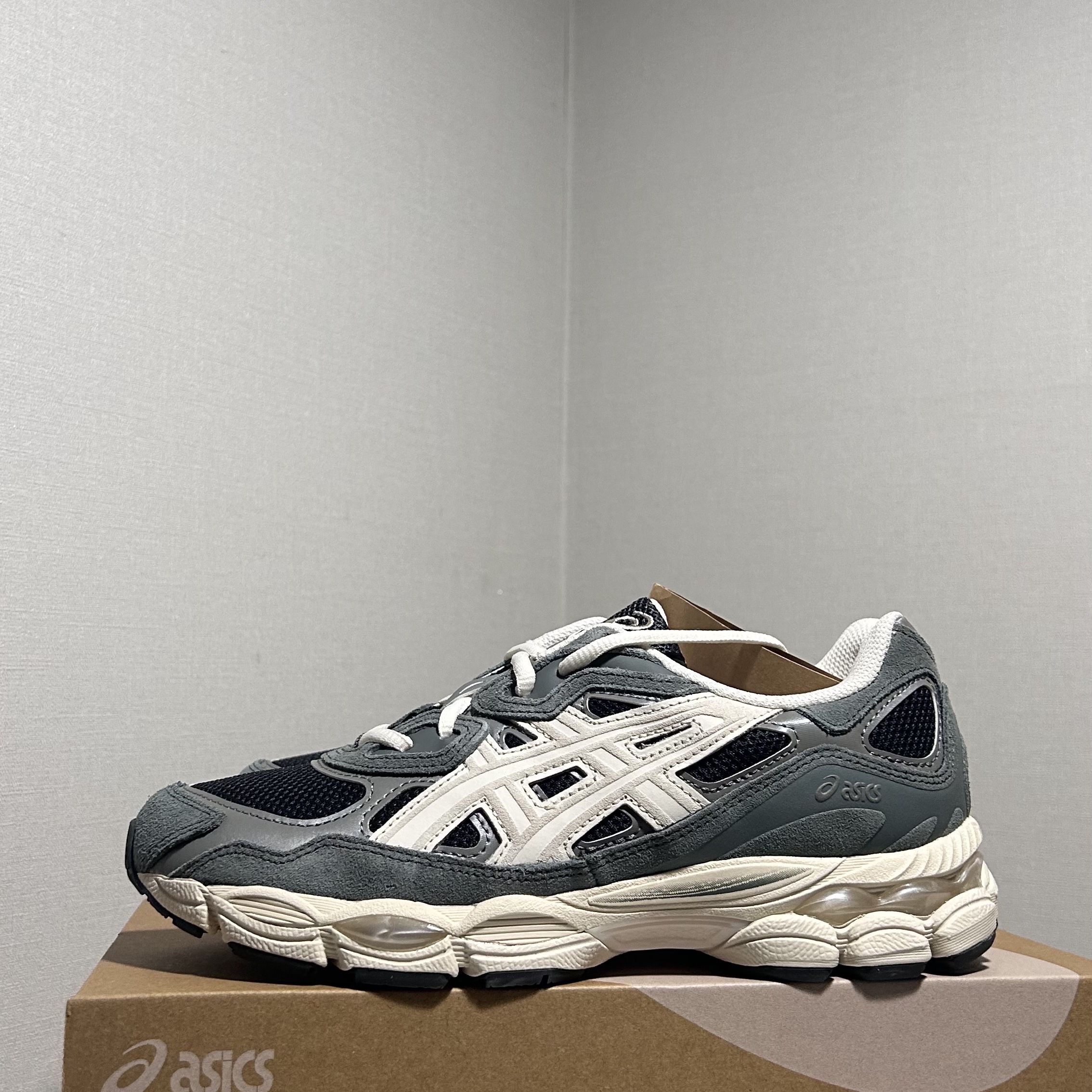 Asics Gel-NYC Graphite Grey 착용 스타일