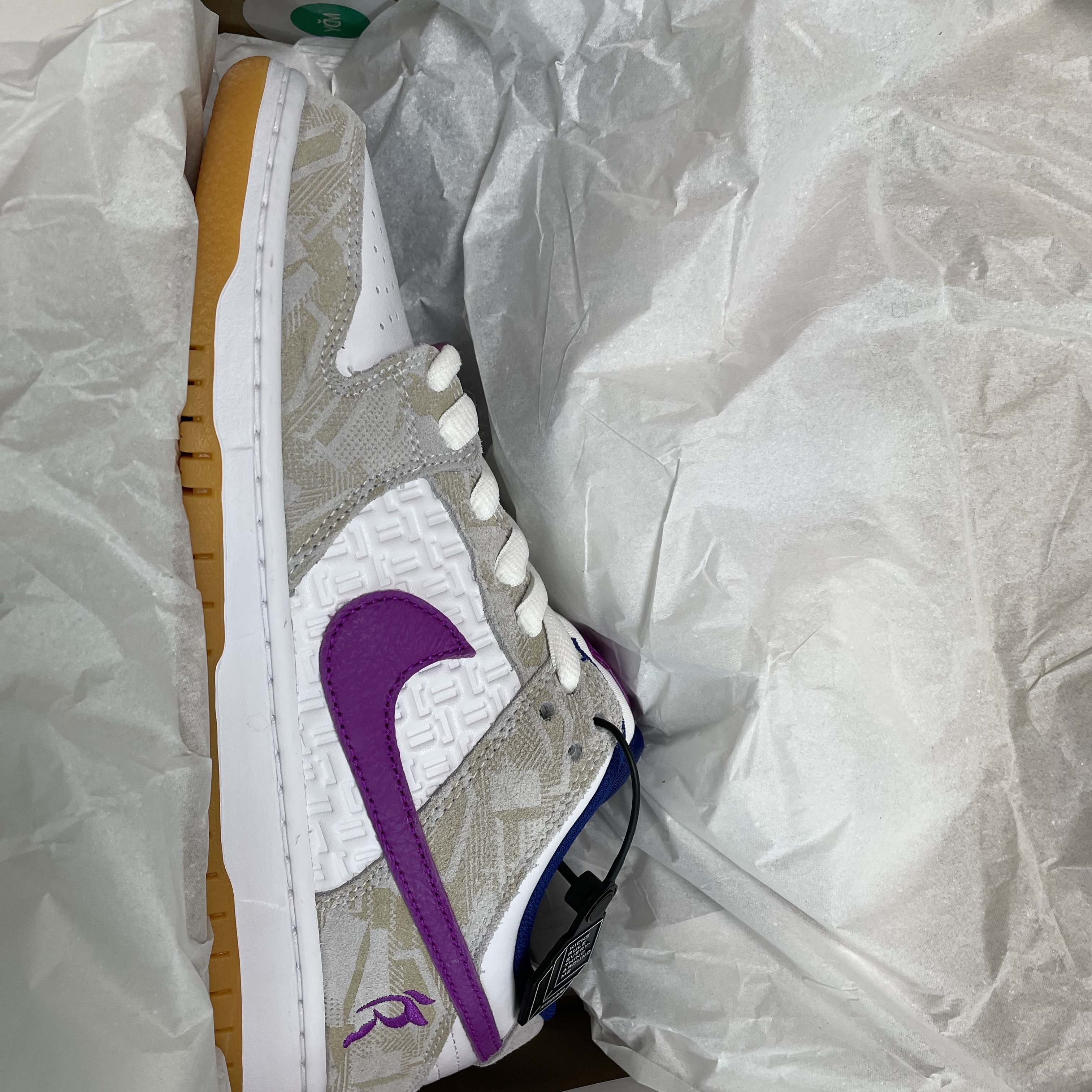 Nike x Rayssa Leal SB Dunk Low PRM Pure Platinum Vivid Purple 착용 스타일 - 2