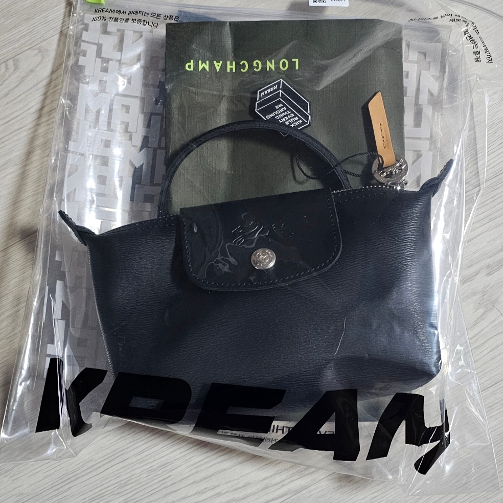 Longchamp Le Pliage City Handle Pouch Black 착용 스타일
