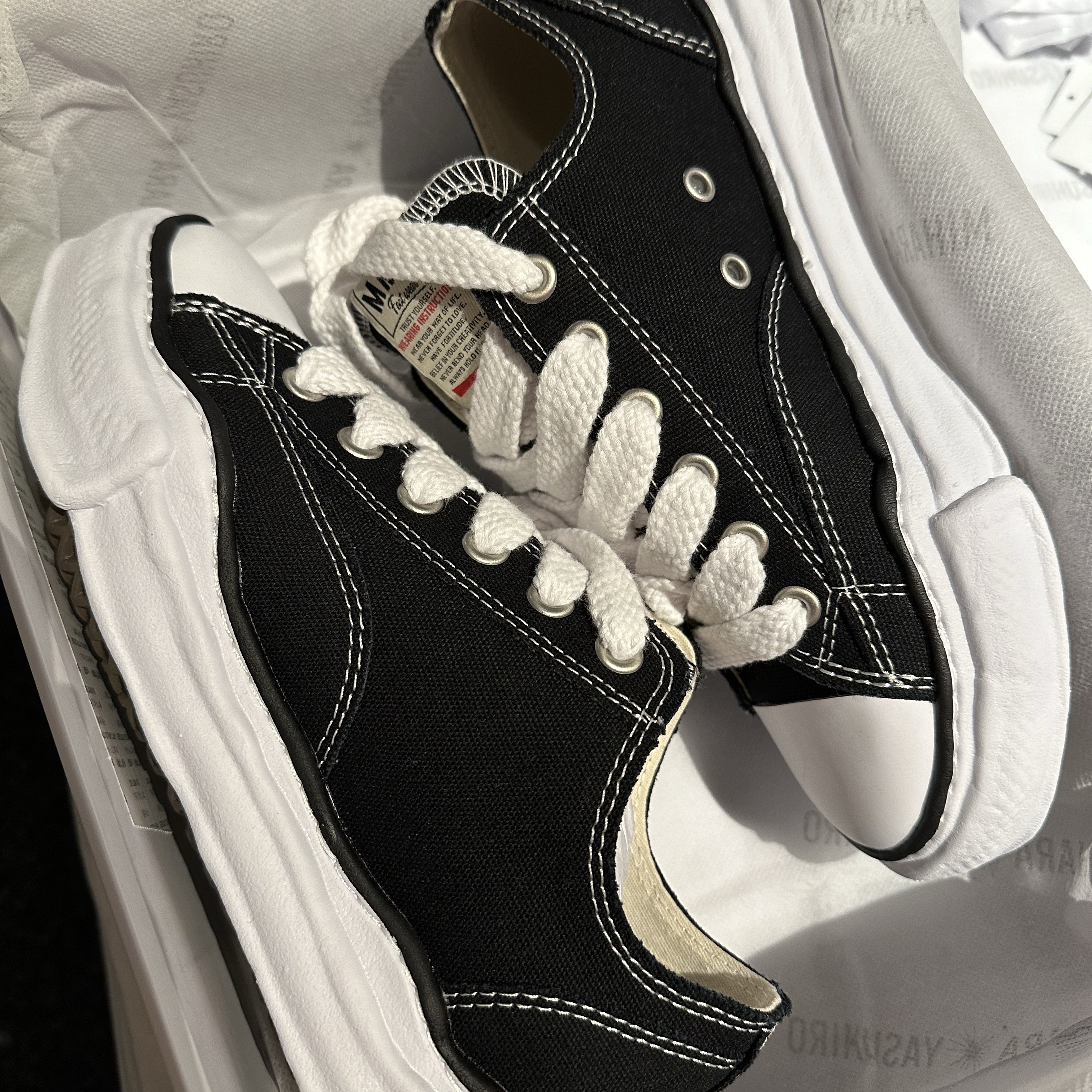 Maison Mihara Yasuhiro Peterson OG Sole Canvas Low Sneakers Black 착용 스타일
