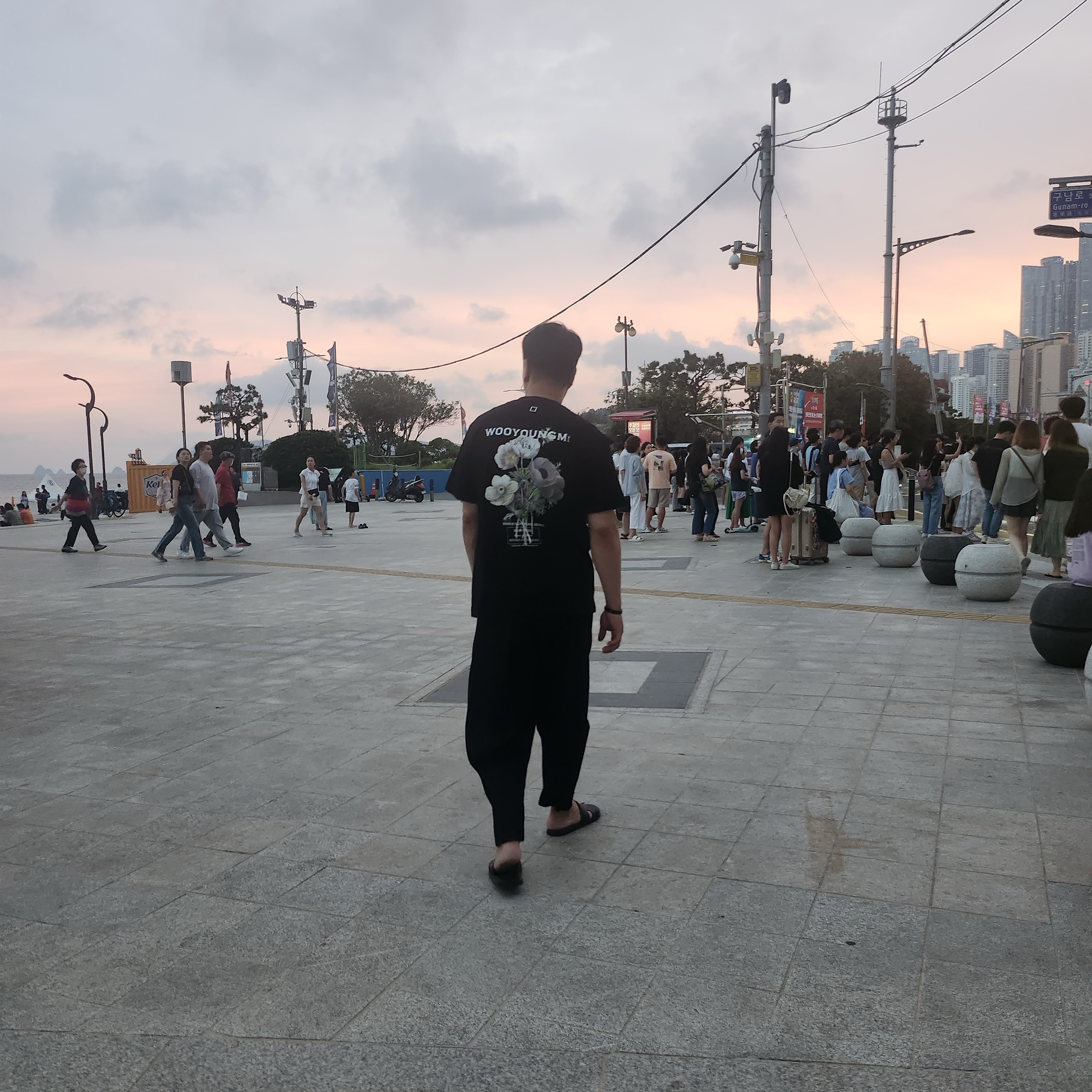 Wooyoungmi Flower Print Back Logo T-Shirt Black - 23FW, Hermes Izmir Sandal Calfskin & Moka 착용 스타일