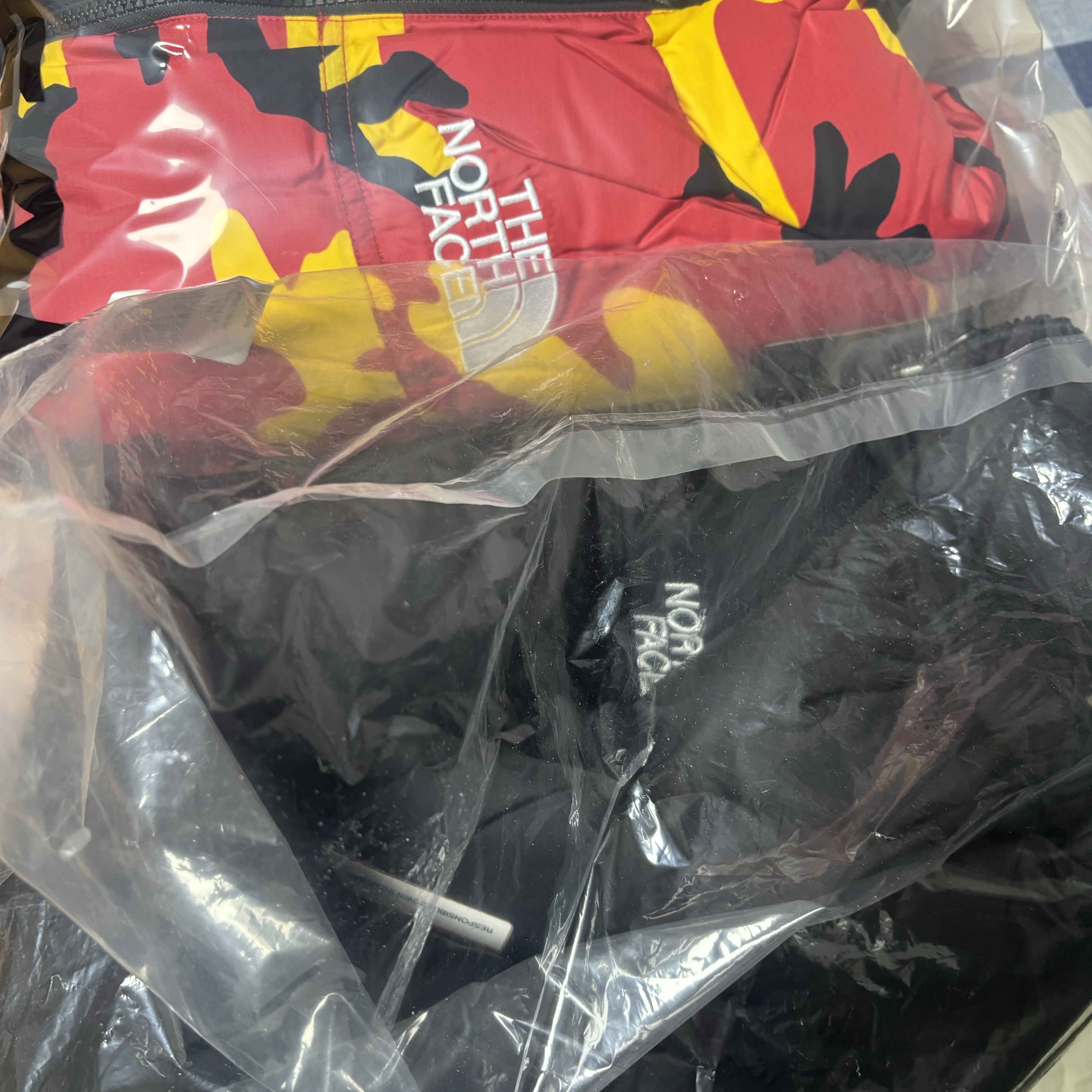 Supreme x The North Face Split Nuptse Jacket Black - 24SS, Supreme x The North Face Split Nuptse Jacket Camo - 24SS 착용 스타일