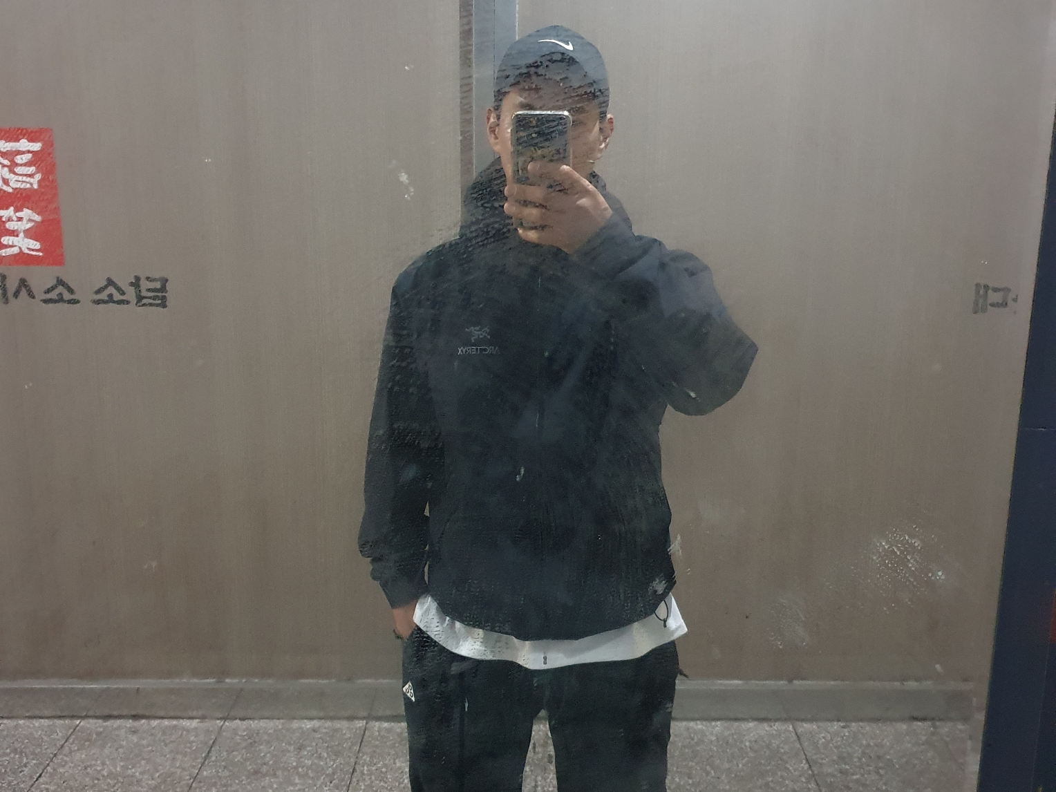 Arc'teryx Beta LT Jacket Black 착용 스타일