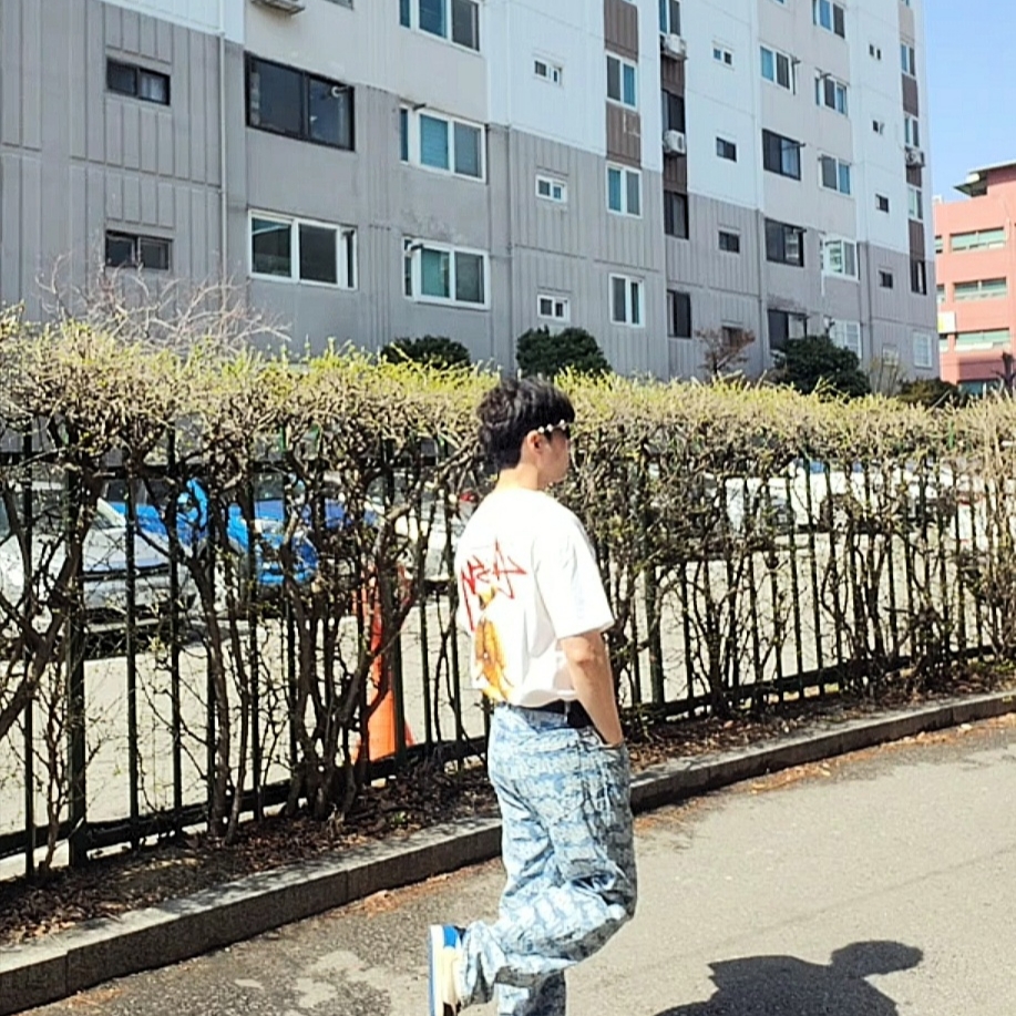 Supreme Fat Tip Jacquard Regular Jean Blue - 22SS, Stussy Built Tough T-Shirt White 착용 스타일 - 2