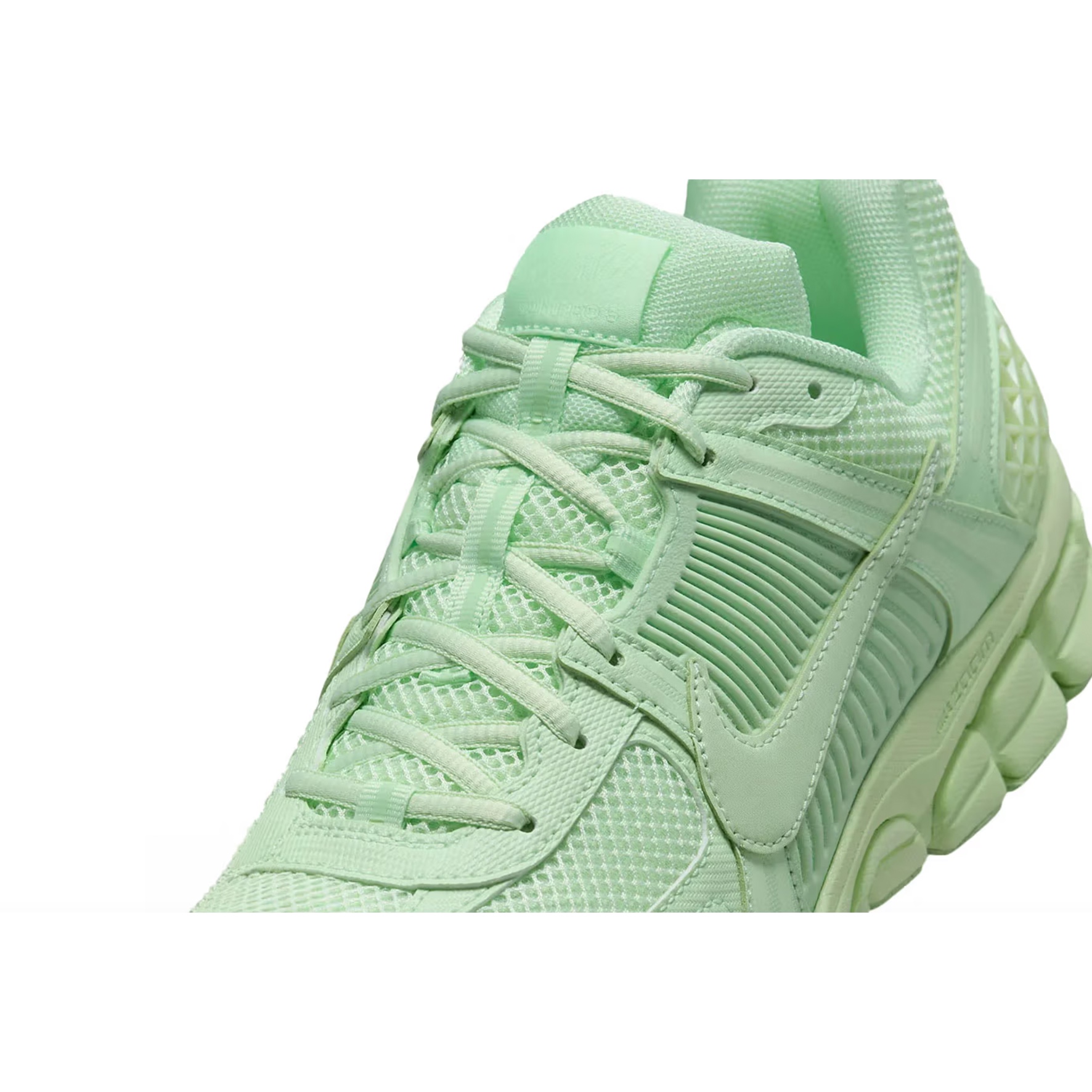(W) Nike Zoom Vomero 5 Cobblestone and Flat Pewter, (W) Nike Zoom Vomero 5 Photon Dust and Metallic Silver 착용 스타일 - 3