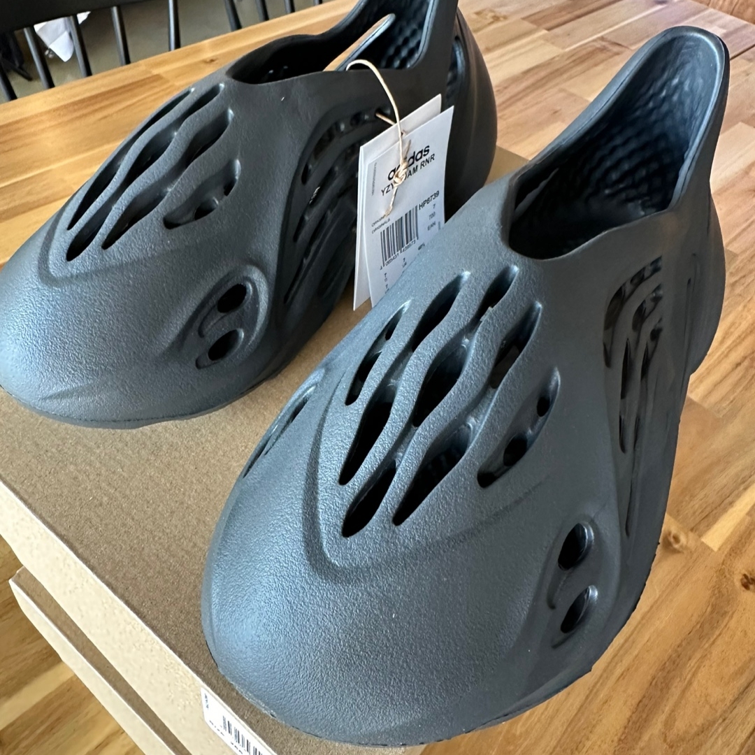 Adidas Yeezy Foam RNNR Onyx 착용 스타일