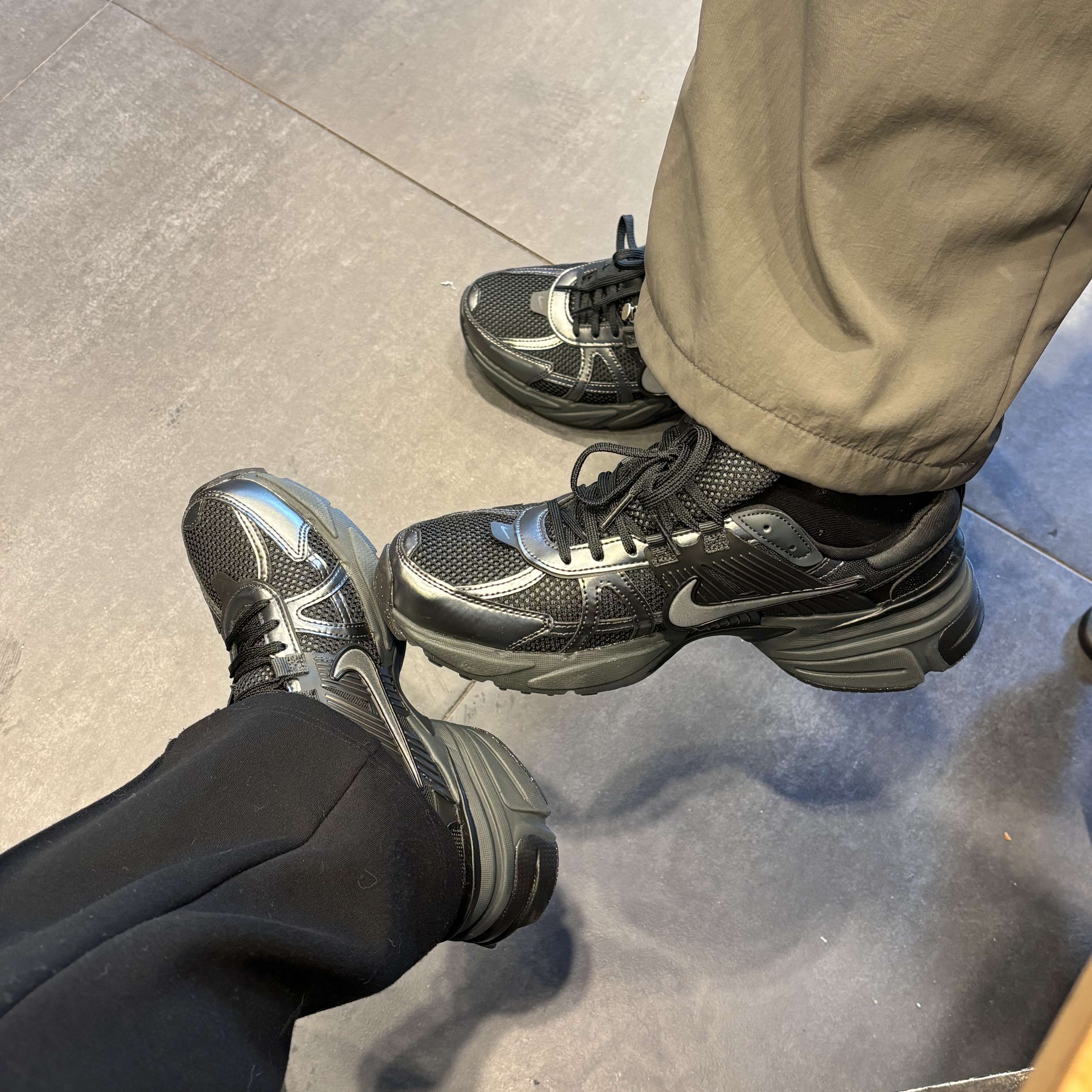 Nike V2K Run Black Anthracite 착용 스타일