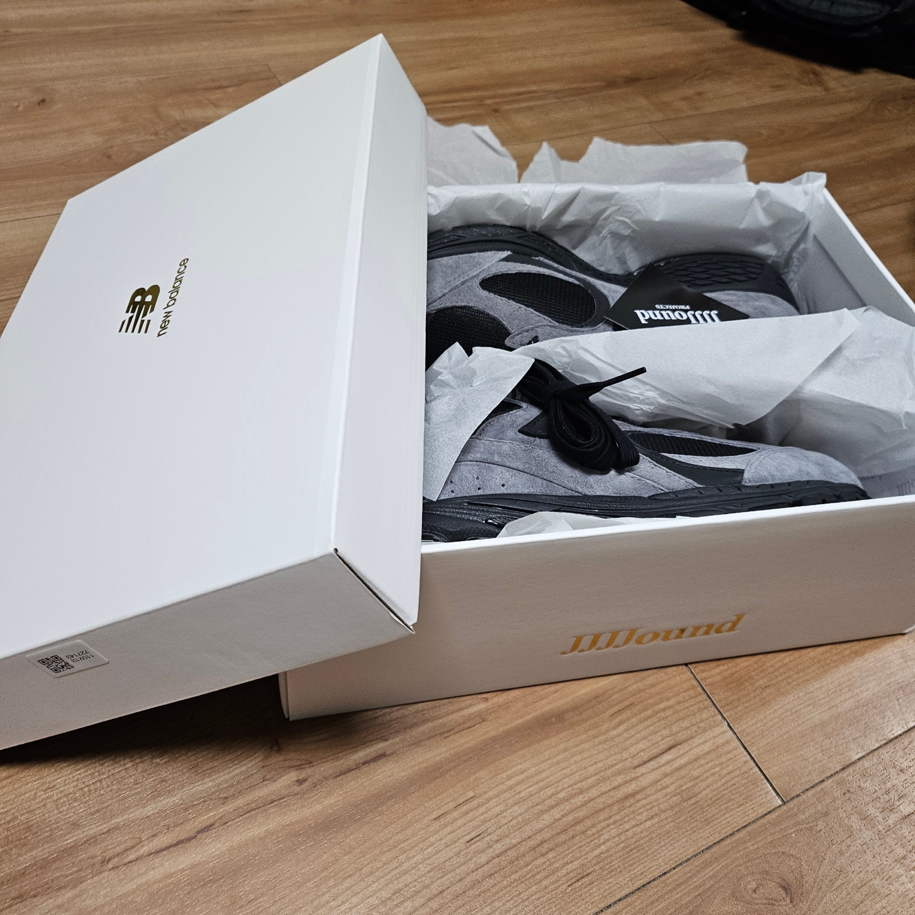 New Balance x JJJJound 2002R Gore-Tex Charcoal 착용 스타일