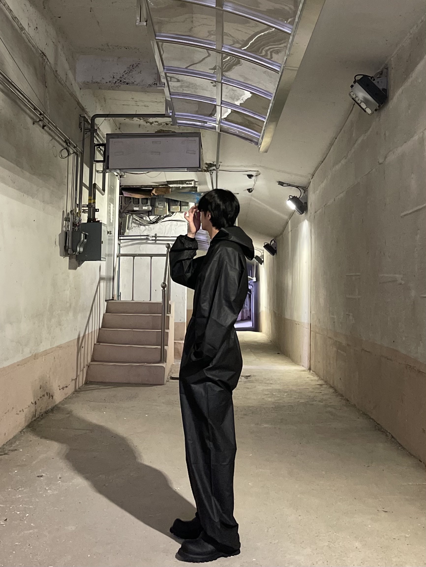 Yeezy Gap Engineered By Balenciaga Coated Cotton Overalls Black 착용 스타일 - 6