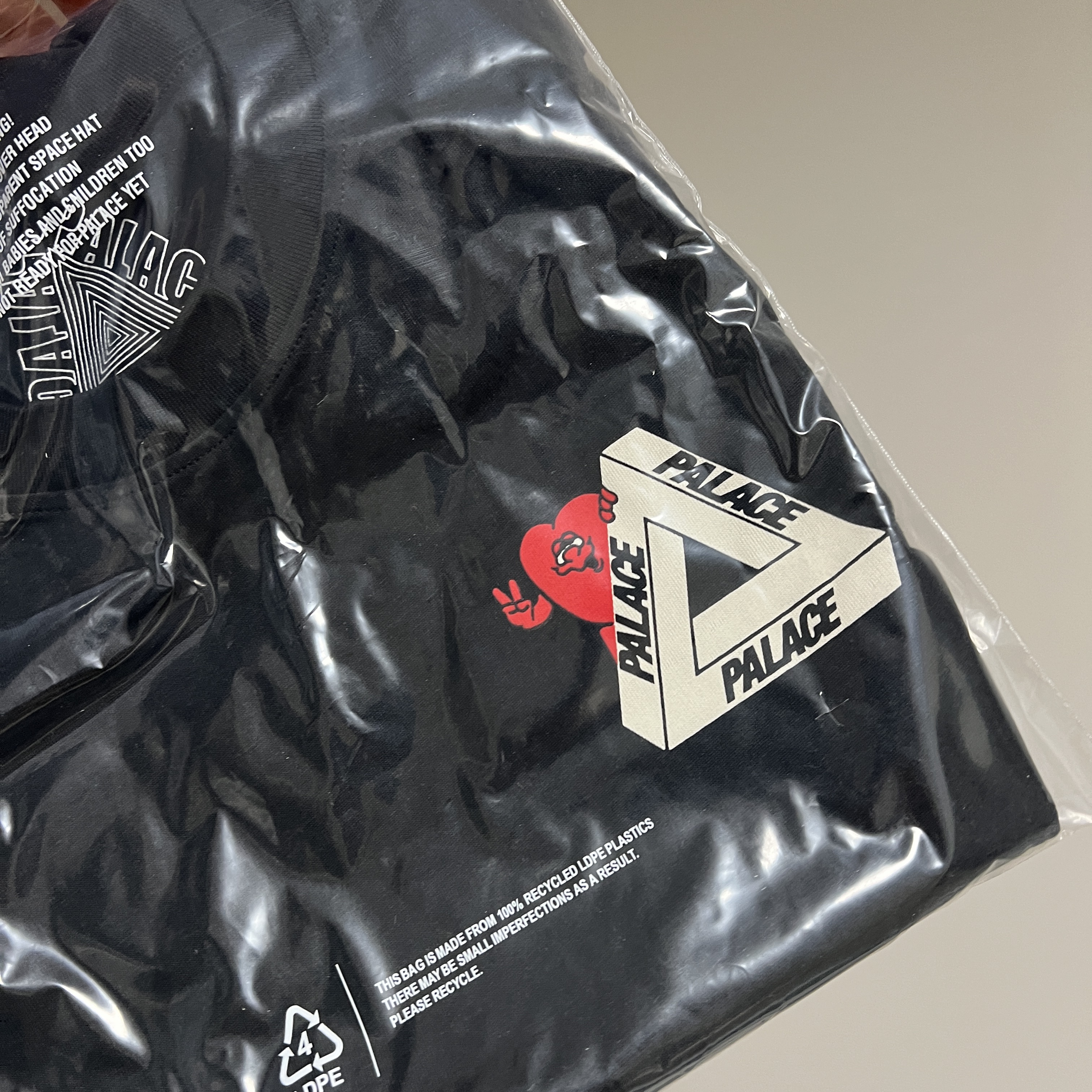 Palace Tri-Hearts T-Shirt Black - 24SS 착용 스타일