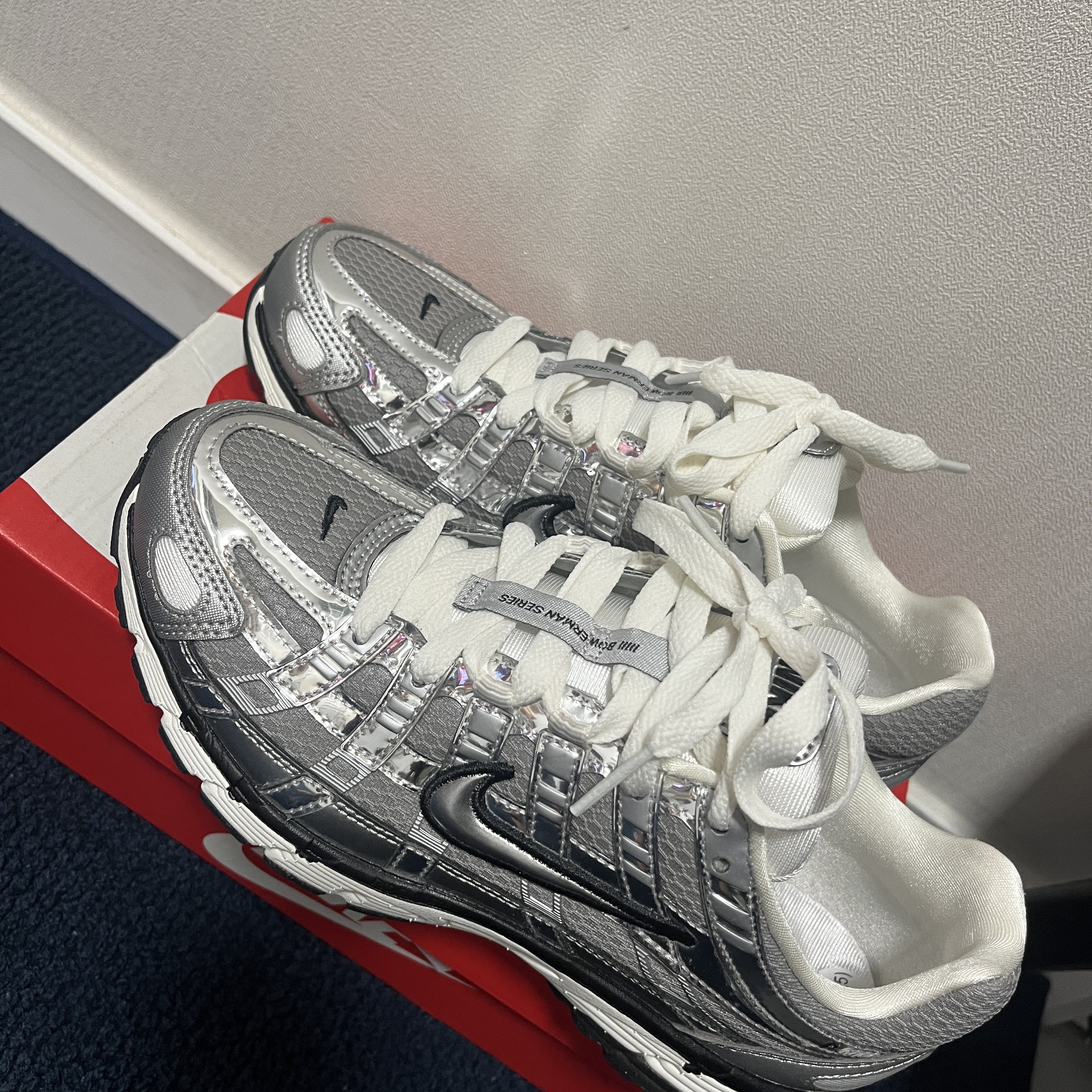 Nike P-6000 Metallic Silver 착용 스타일