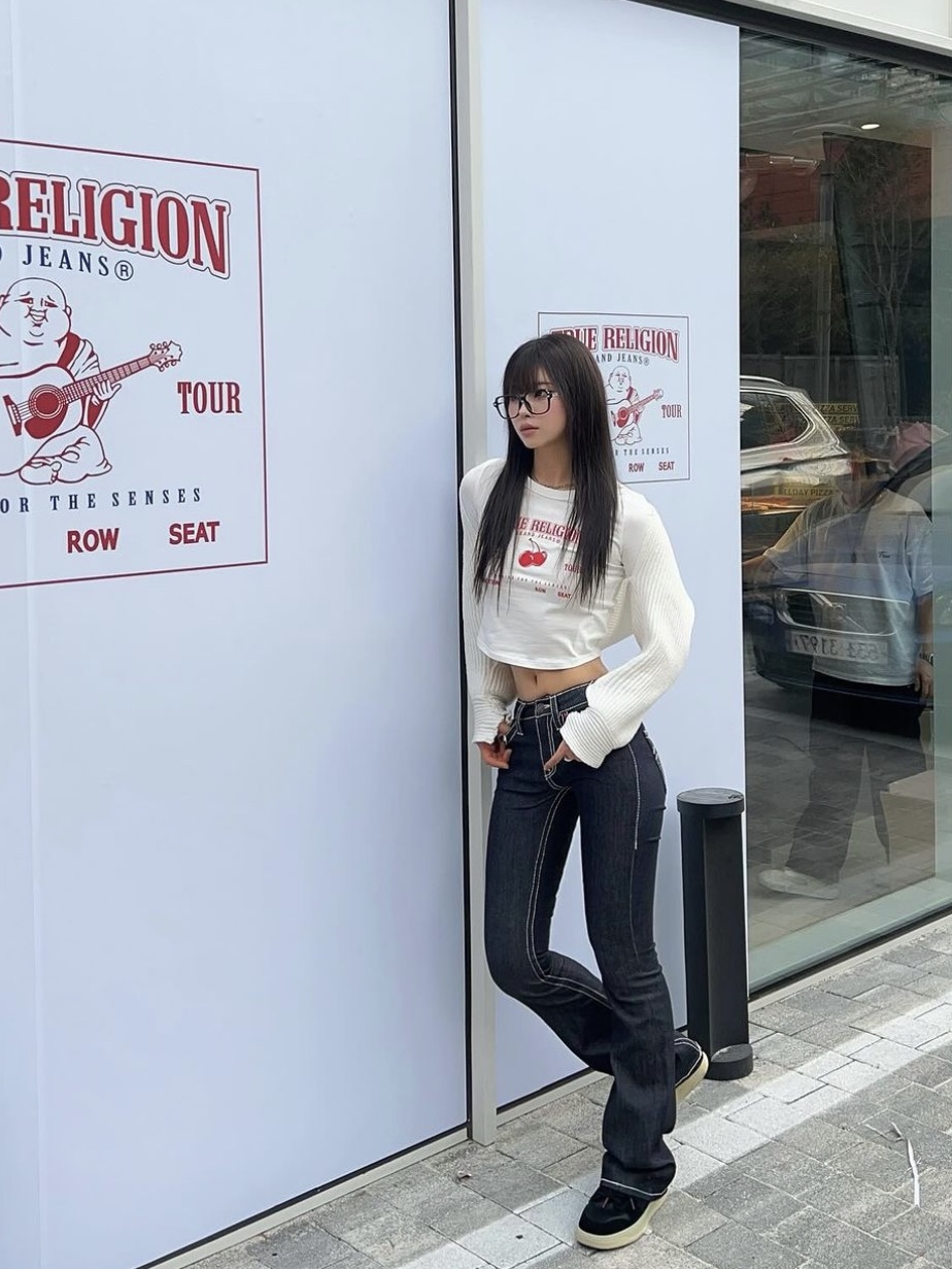 True Religion x KIRSH Crop Slim T-Shirt Ivory, True Religion x KIRSH Stitch Point Boots Cut Denim Pants Black Denim 착용 스타일 - 1