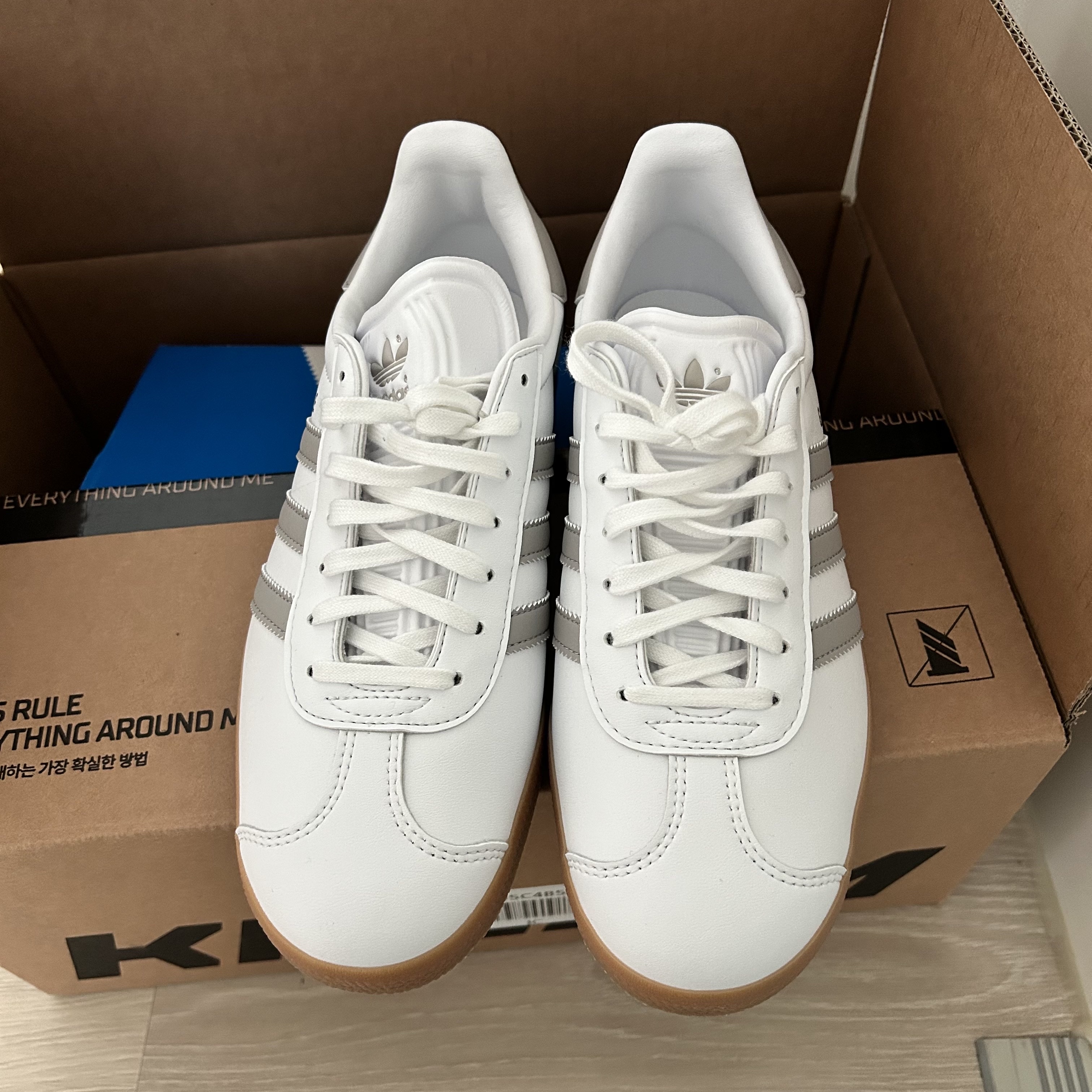 Adidas Gazelle White Grey 착용 스타일