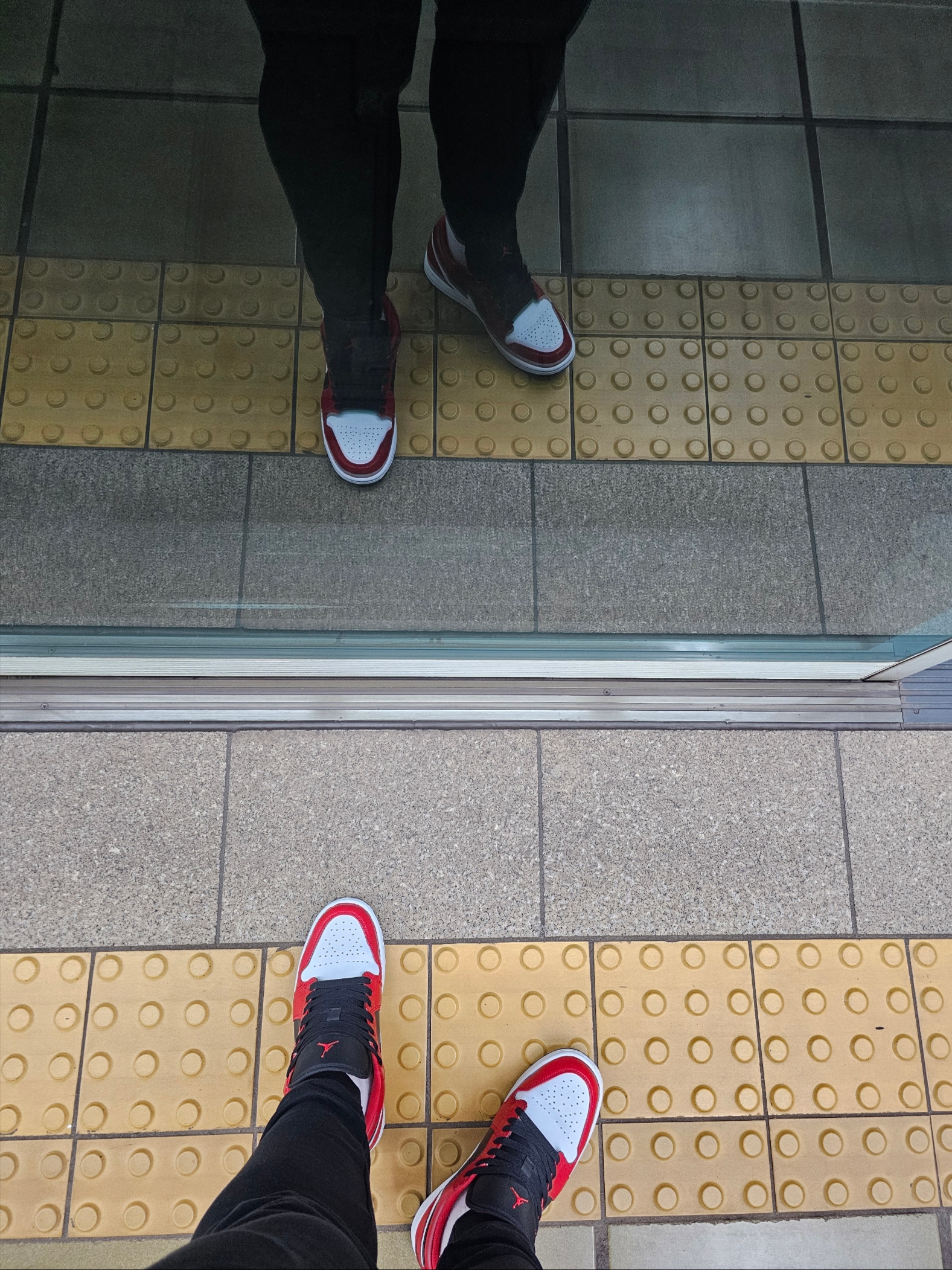 Jordan 1 Low Black Fire Red 착용 스타일 - 2