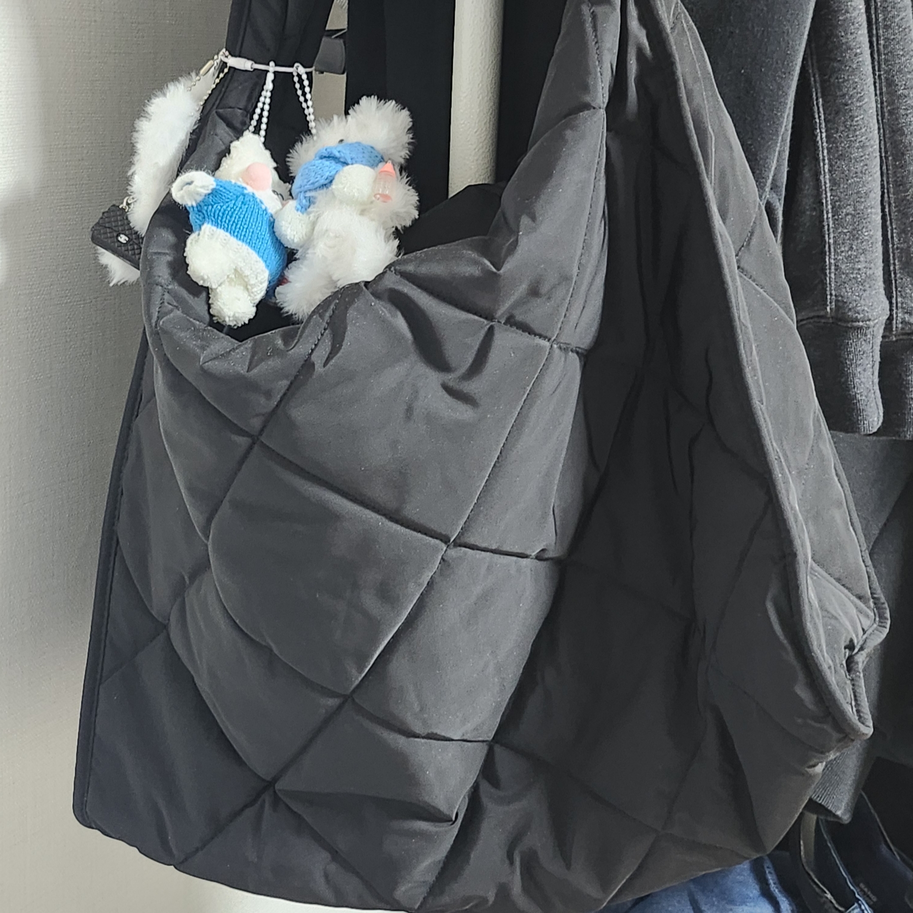 COS Diamond Quilted Oversized Shoulder Bag Black 착용 스타일