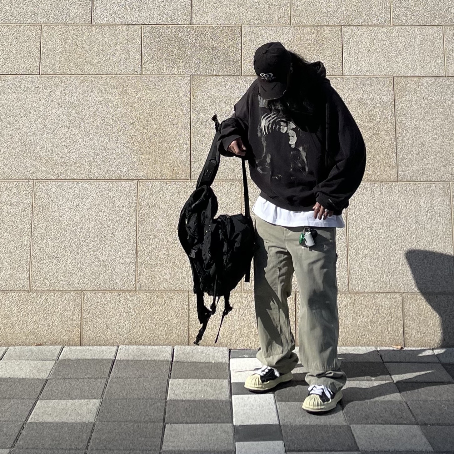 Project G/R Mind Slaughter Vintage Washeed Hoodie Black, Maison Mihara Yasuhiro Blakey VL OG Sole Canvas Low-top Sneakers Black 착용 스타일