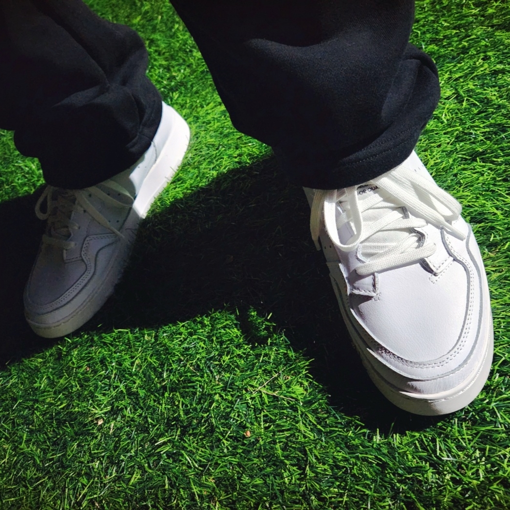 Adidas Supercourt White Core Black 착용 스타일 - 4