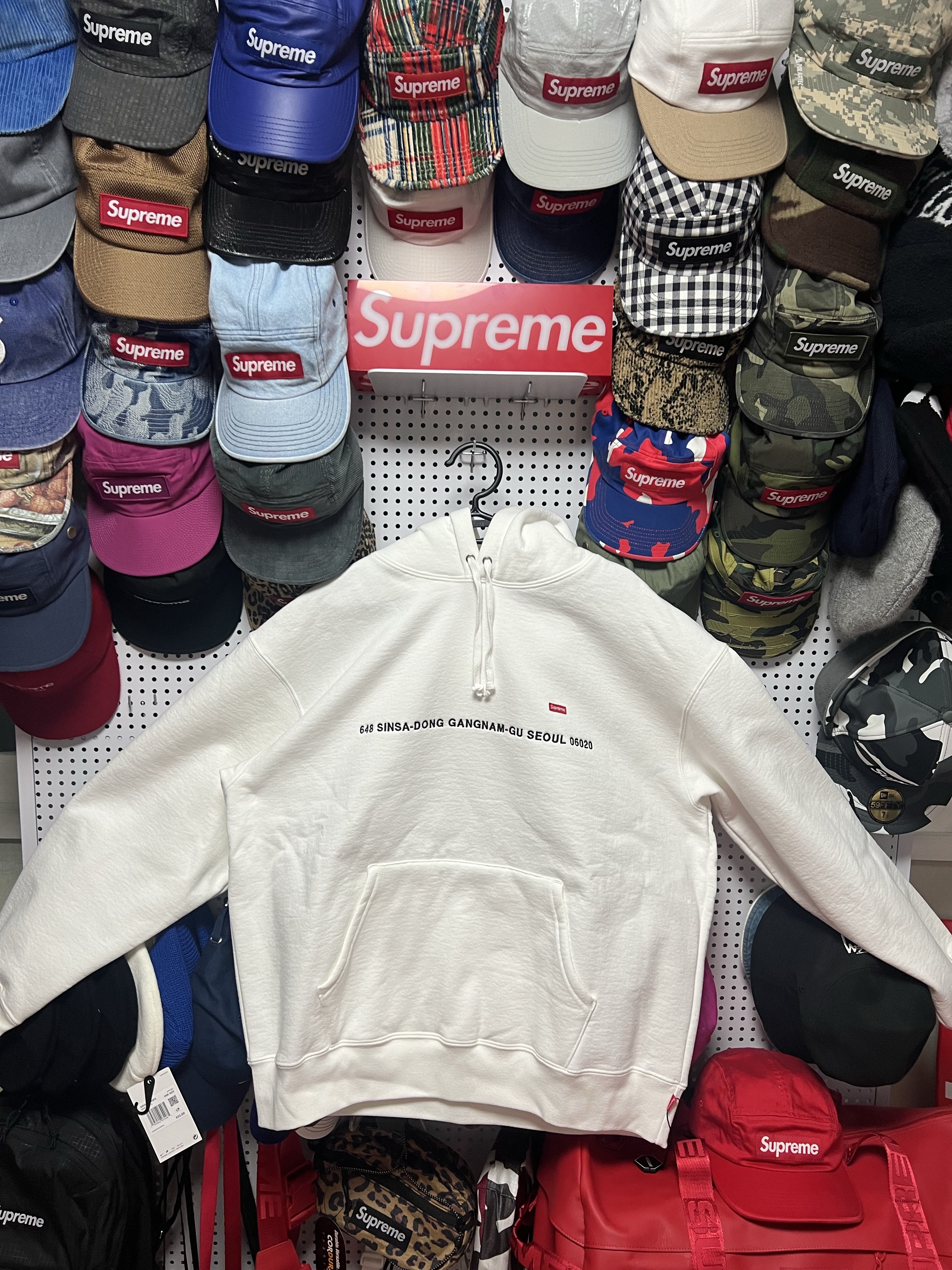 Supreme Seoul Shop Small Box Hooded Sweatshirt White - 23FW 착용 스타일 - 1