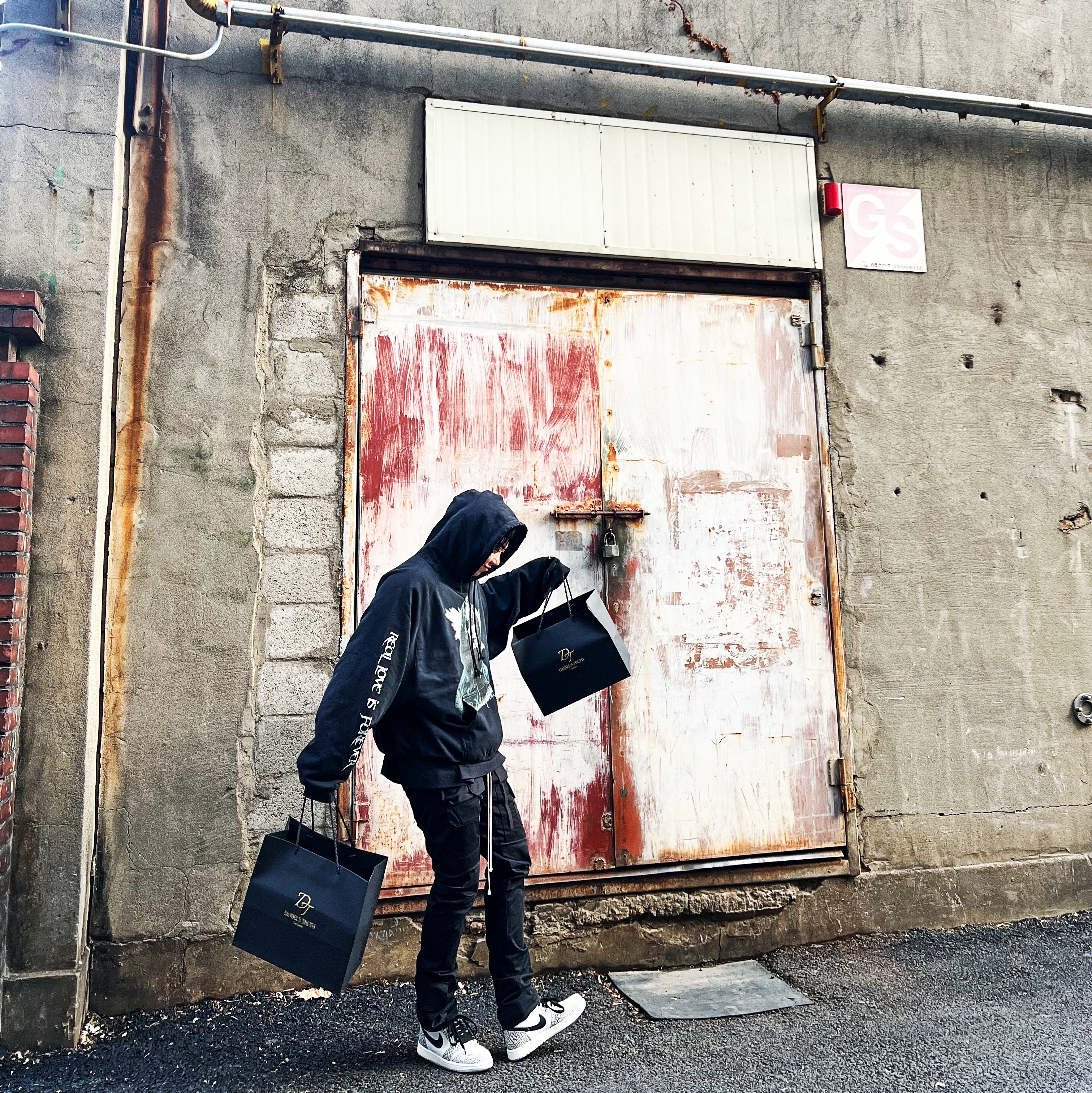 Project G/R Crow Worldtour Hoodie Washed Black, Undermycar Chiva Vintage Coating Multi Cargo Pants Mulch - 23SS 착용 스타일 - 1