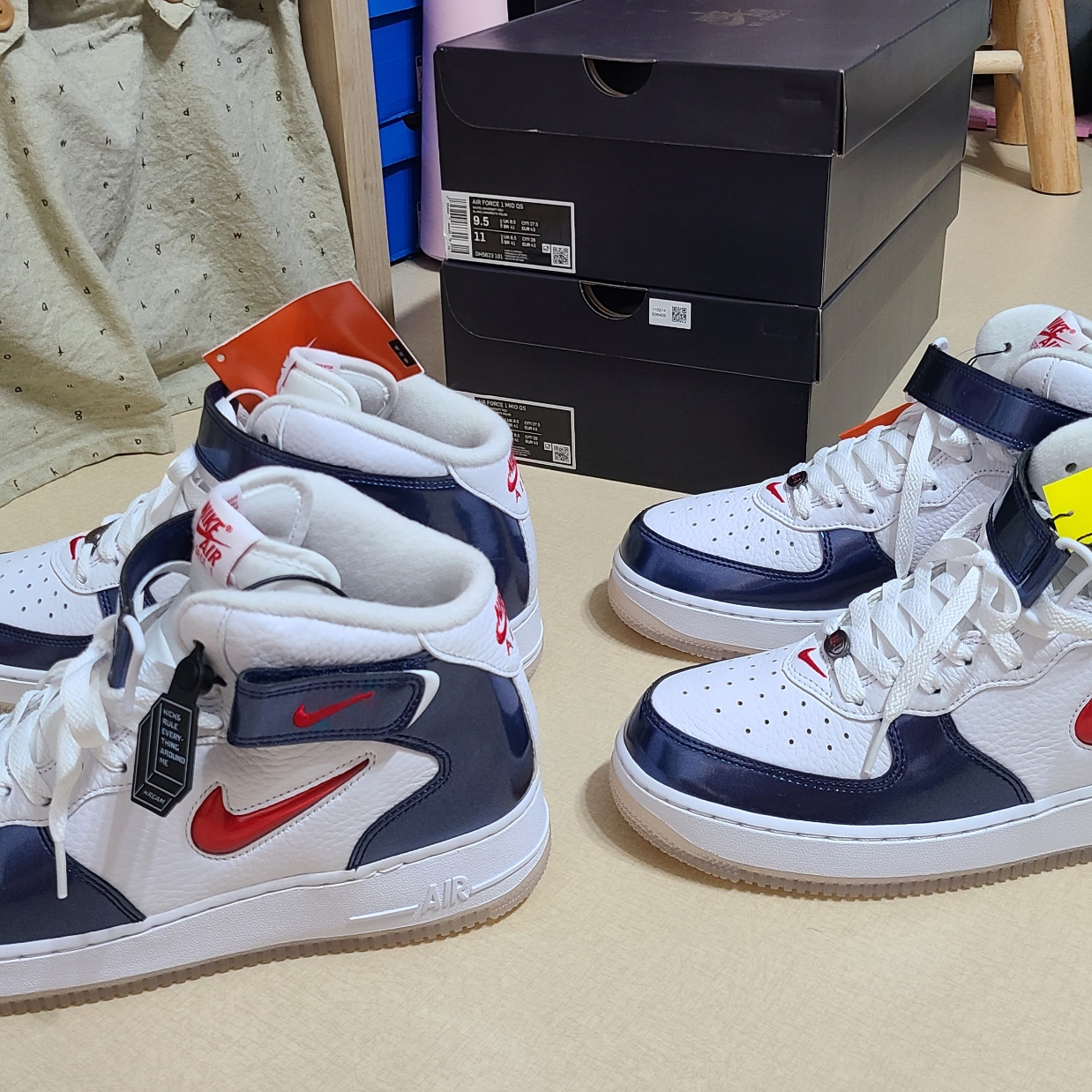Nike Air Force 1 Mid QS University Red and Midnight Navy 착용 스타일