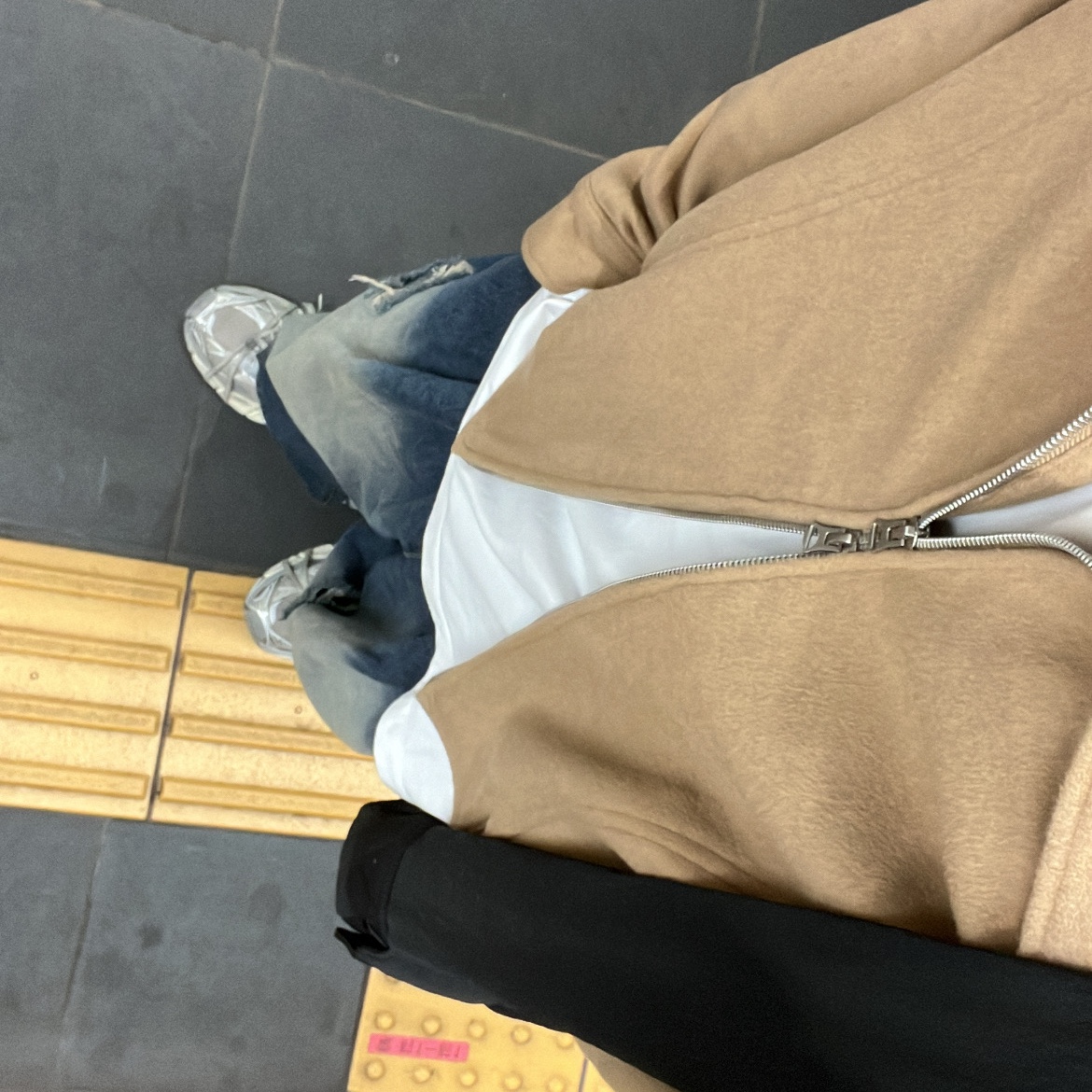 Balenciaga 3XL Sneakers Light Beige, Bottega Veneta Padded Tech Cassette Black 착용 스타일