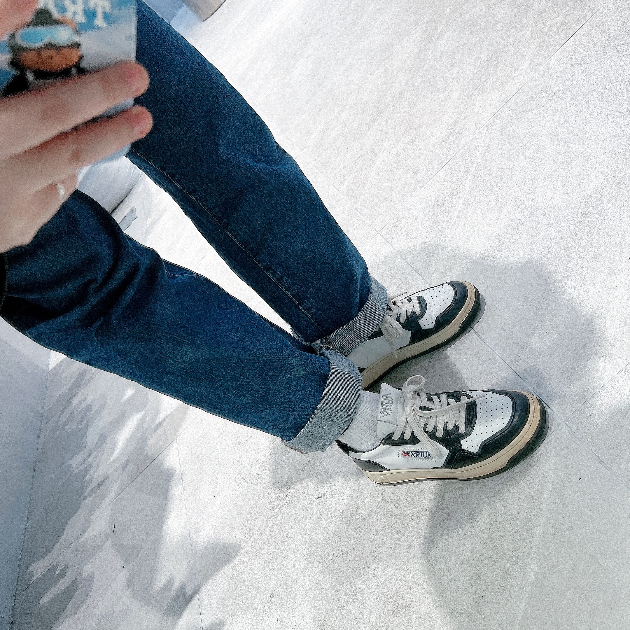 (W) Autry Medalist Low Leather Sneakers Black White 착용 스타일