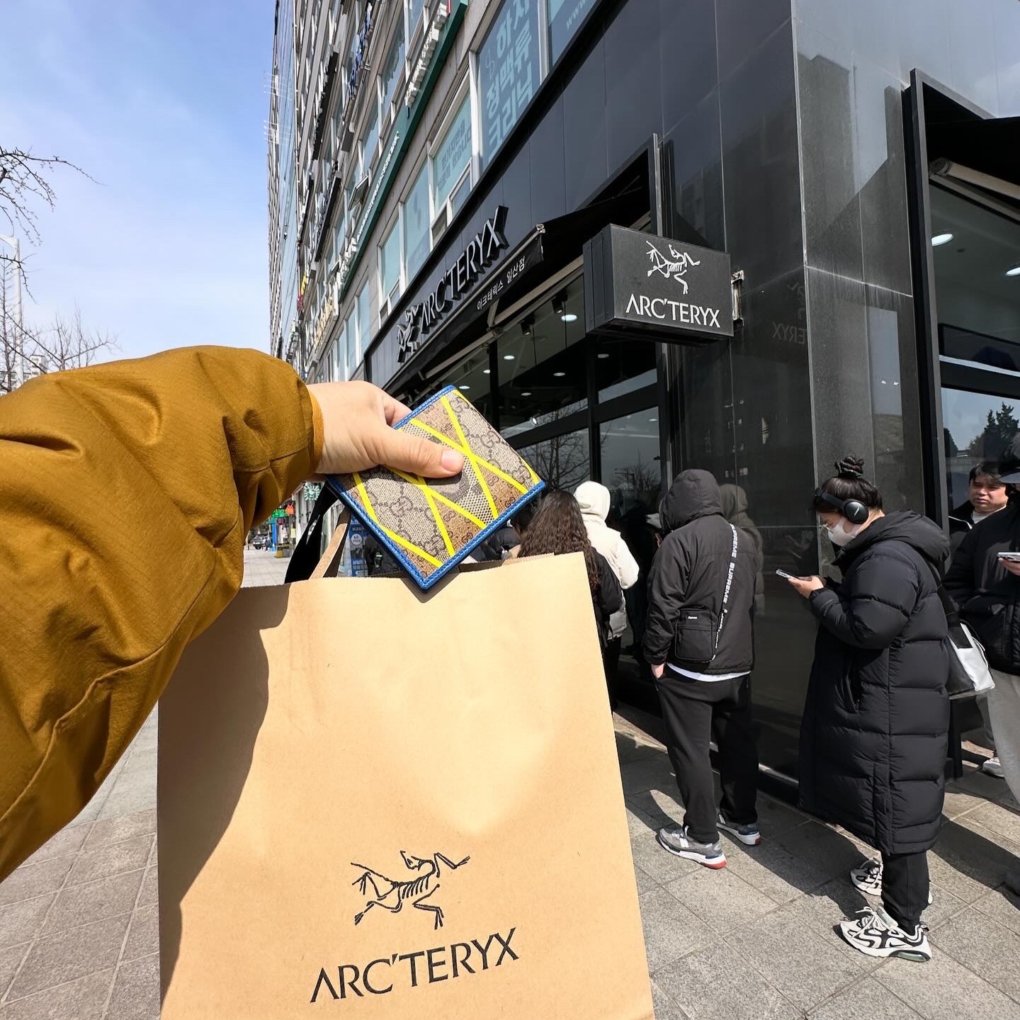 Arc'teryx Heliad 15 Backpack Black, Arc'teryx Squamish Hoody Black 착용 스타일 - 3