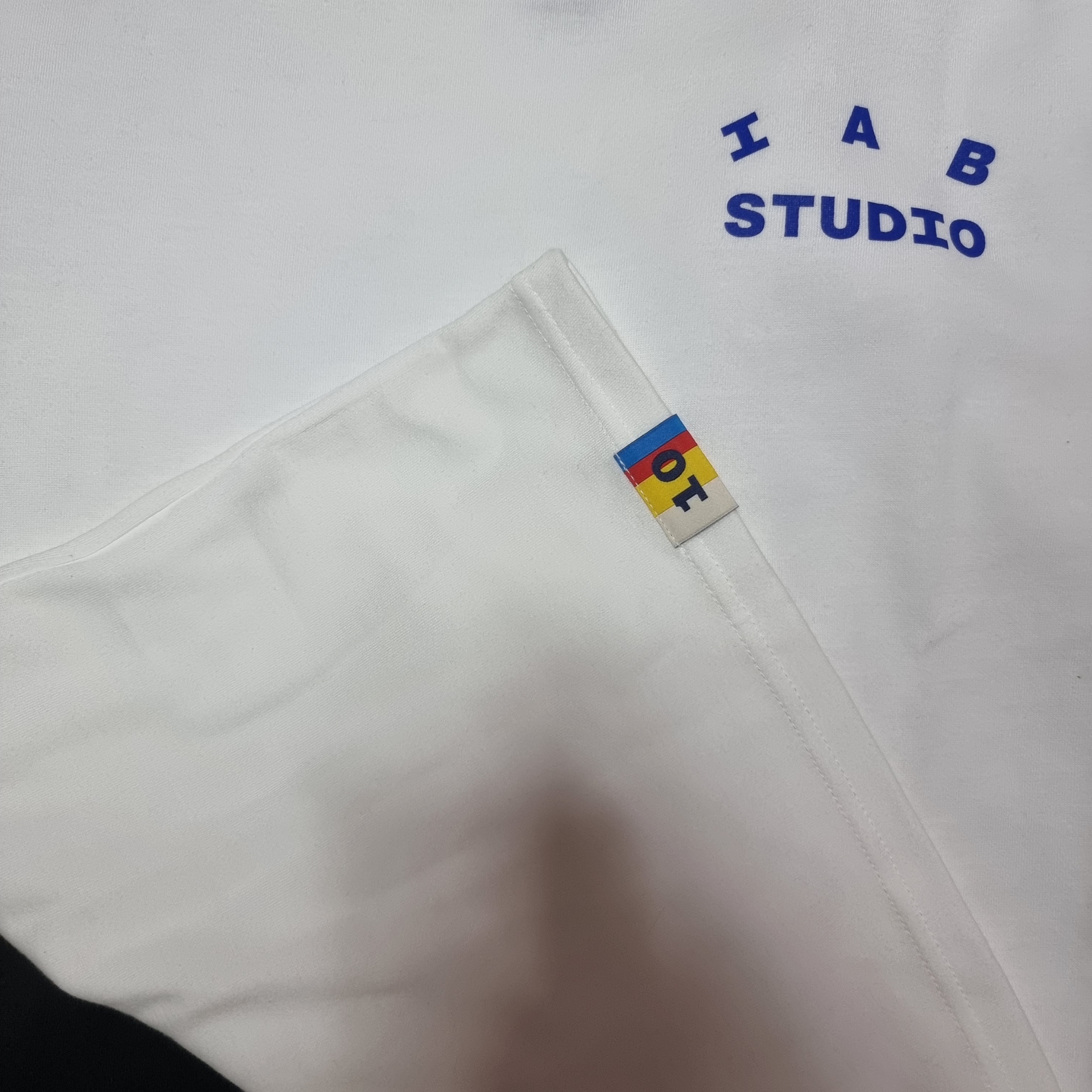 IAB Studio 10th Anniversary T-Shirts Pack White & Black (2 Pack) 착용 스타일 - 3