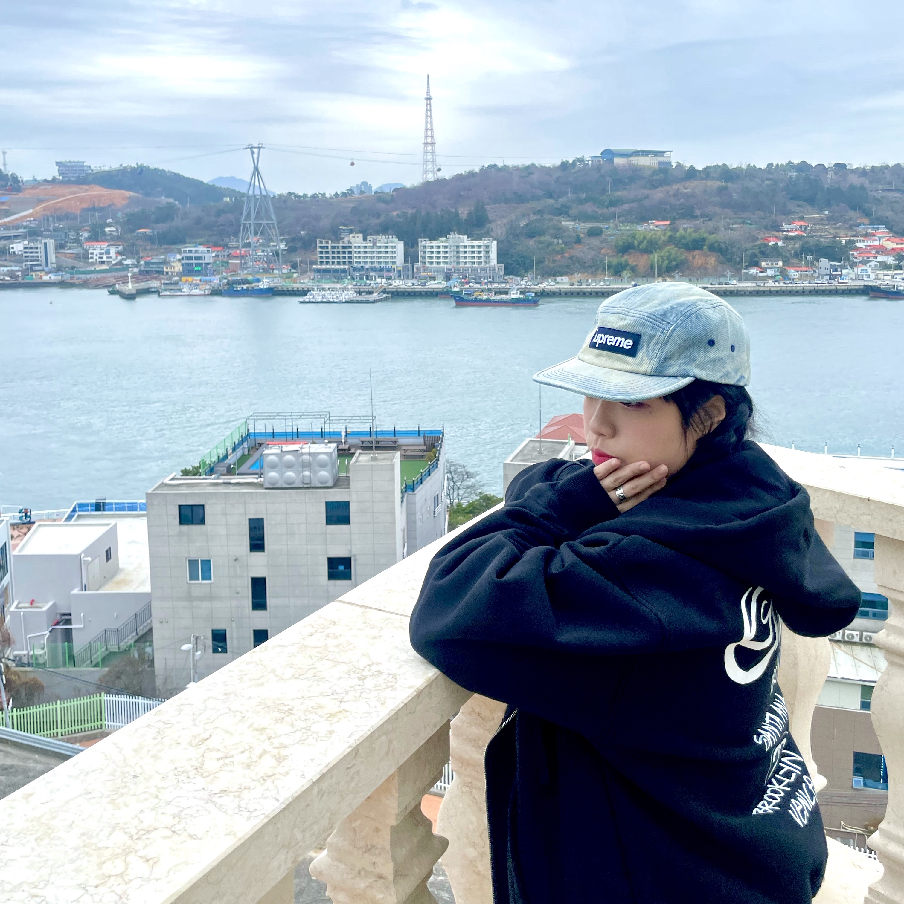 Supreme Washed Chino Twill Camp Cap Dirty Indigo - 24SS, Stussy World Tour Zip Hoodie Black 2023 착용 스타일 - 1