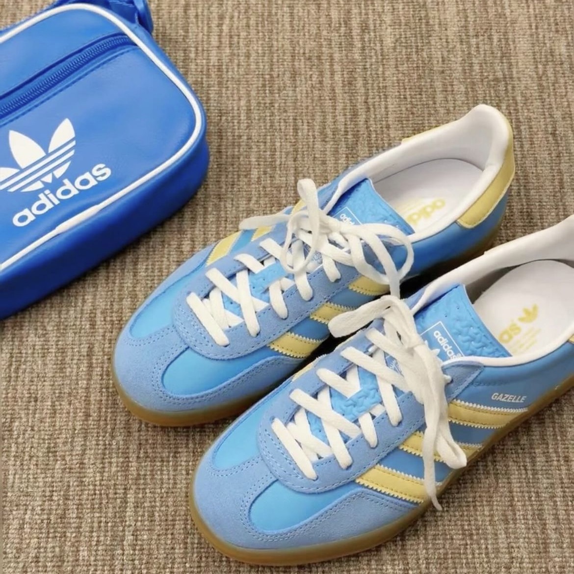 (W) Adidas Gazelle Indoor Semi Blue Burst Almost Yellow 착용 스타일 - 1