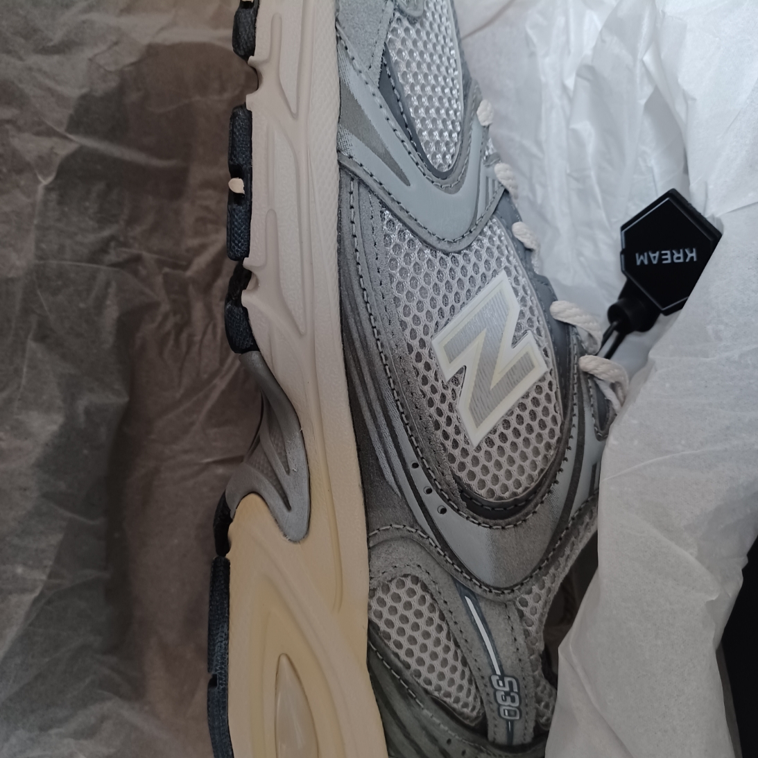 New Balance 530 Premium Vintage Grey Matter 착용 스타일