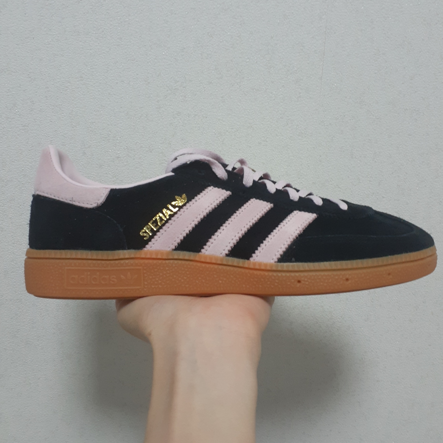 (W) Adidas Spezial Handball Core Black Clear Pink 착용 스타일