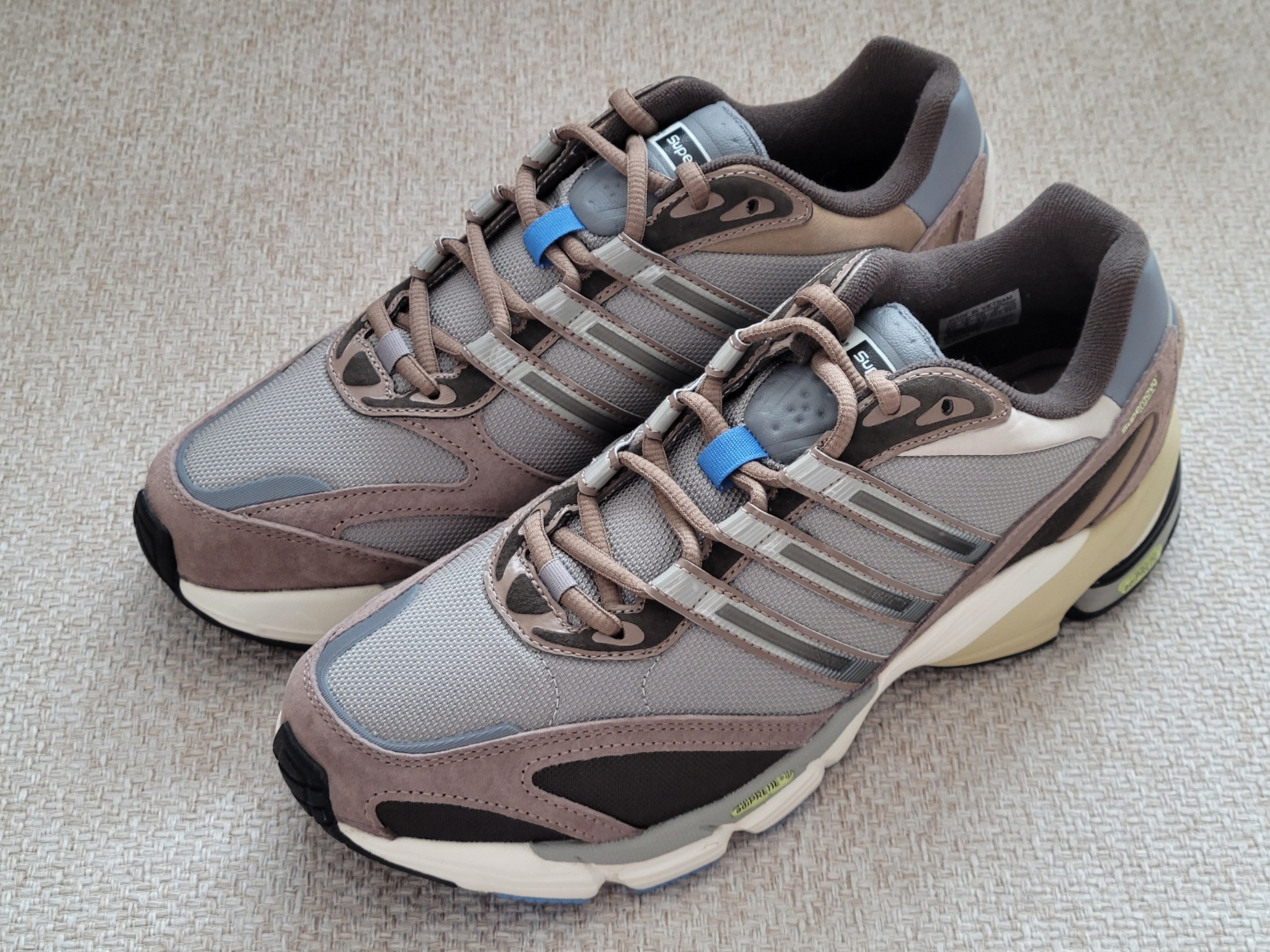 Adidas Supernova Cushion 7 Chalky Brown Sesame 착용 스타일 - 3