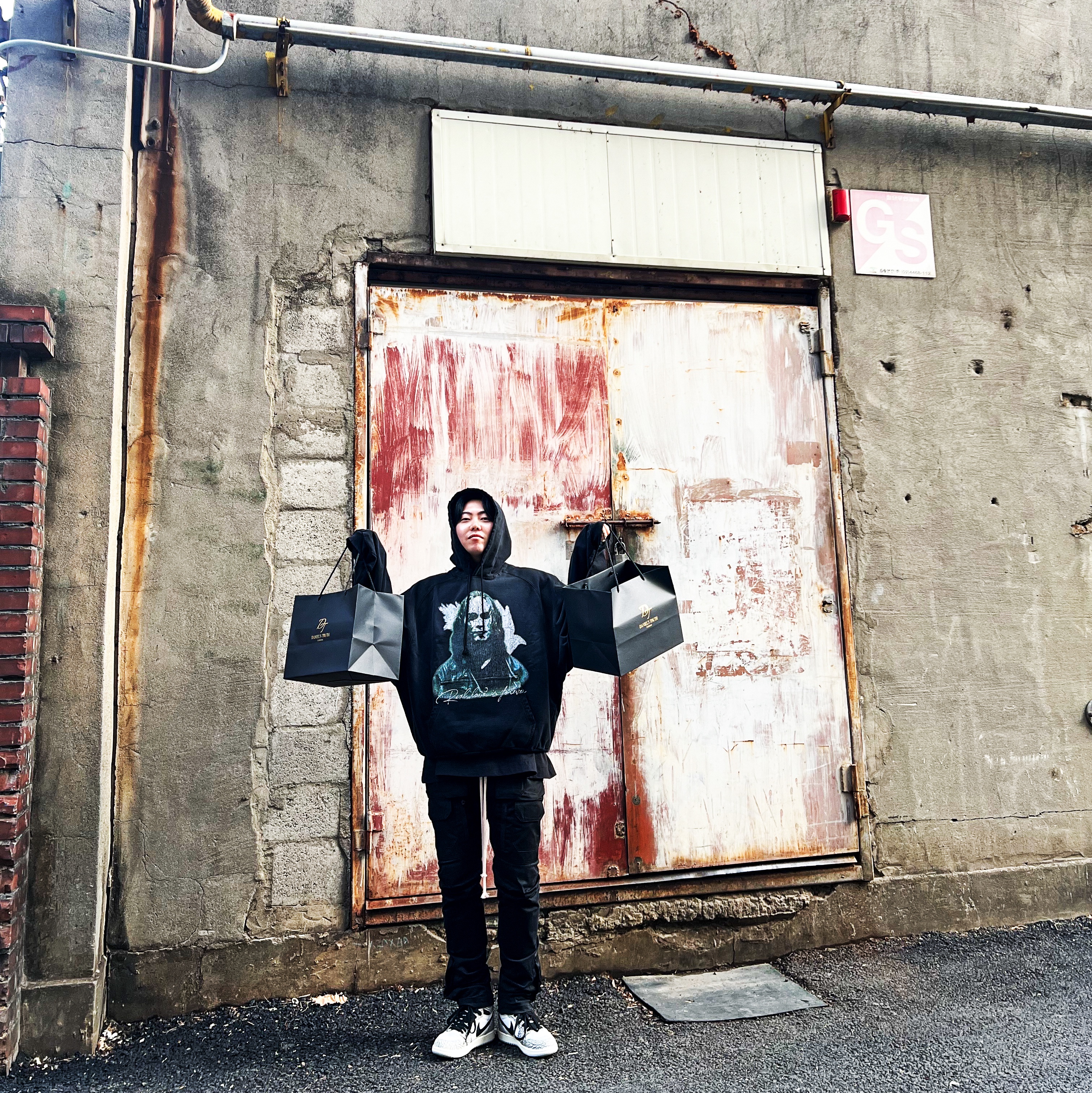 Project G/R Crow Worldtour Hoodie Washed Black, Undermycar Chiva Vintage Coating Multi Cargo Pants Mulch - 23SS 착용 스타일 - 4