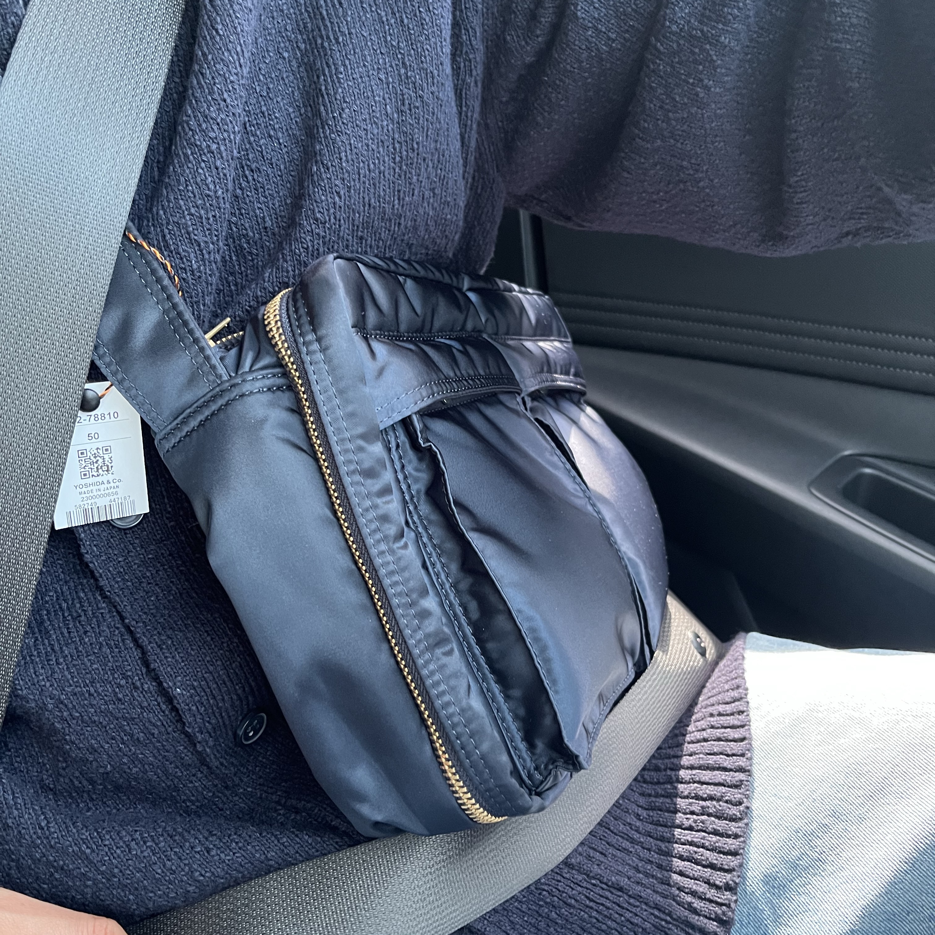 Porter Tanker Shoulder Bag L Iron Blue 착용 스타일