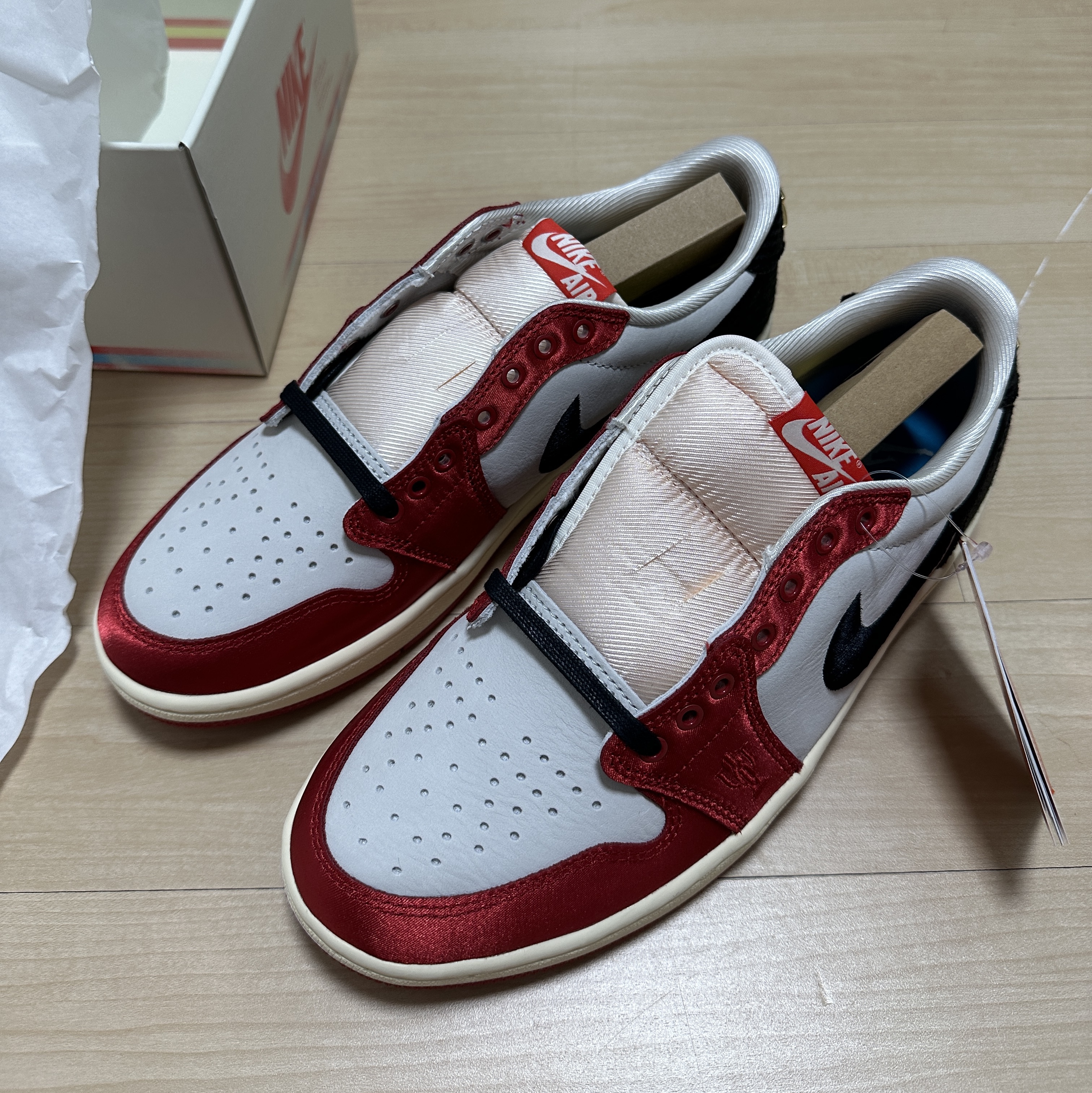 Jordan 1 x Trophy Room Retro Low OG SP Sail Varsity Red 착용 스타일 - 1