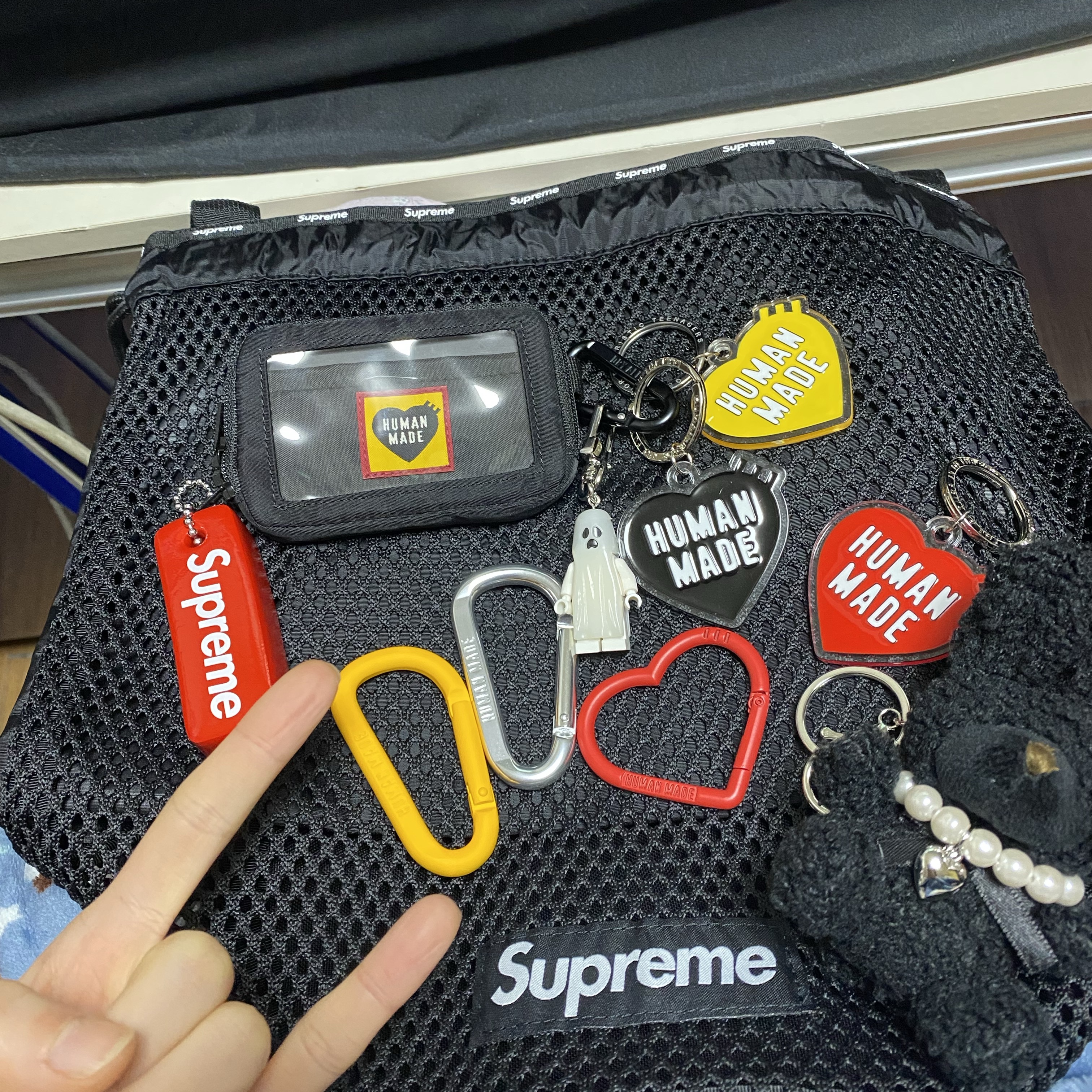 Supreme Mesh Small Backpack Black - 23SS, Supreme Floating Keychain Red - 23FW 착용 스타일
