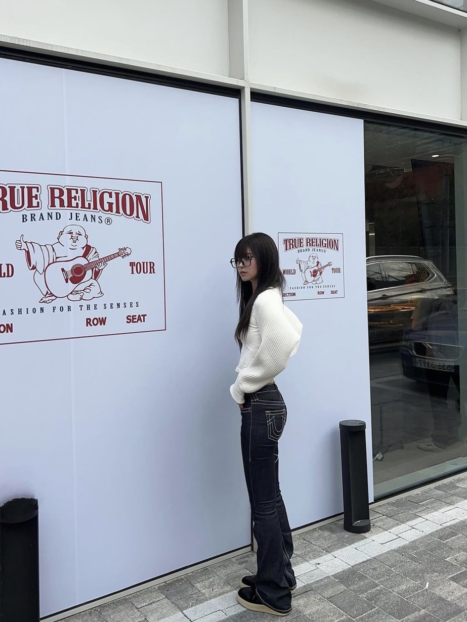True Religion x KIRSH Crop Slim T-Shirt Ivory, True Religion x KIRSH Stitch Point Boots Cut Denim Pants Black Denim 착용 스타일 - 2