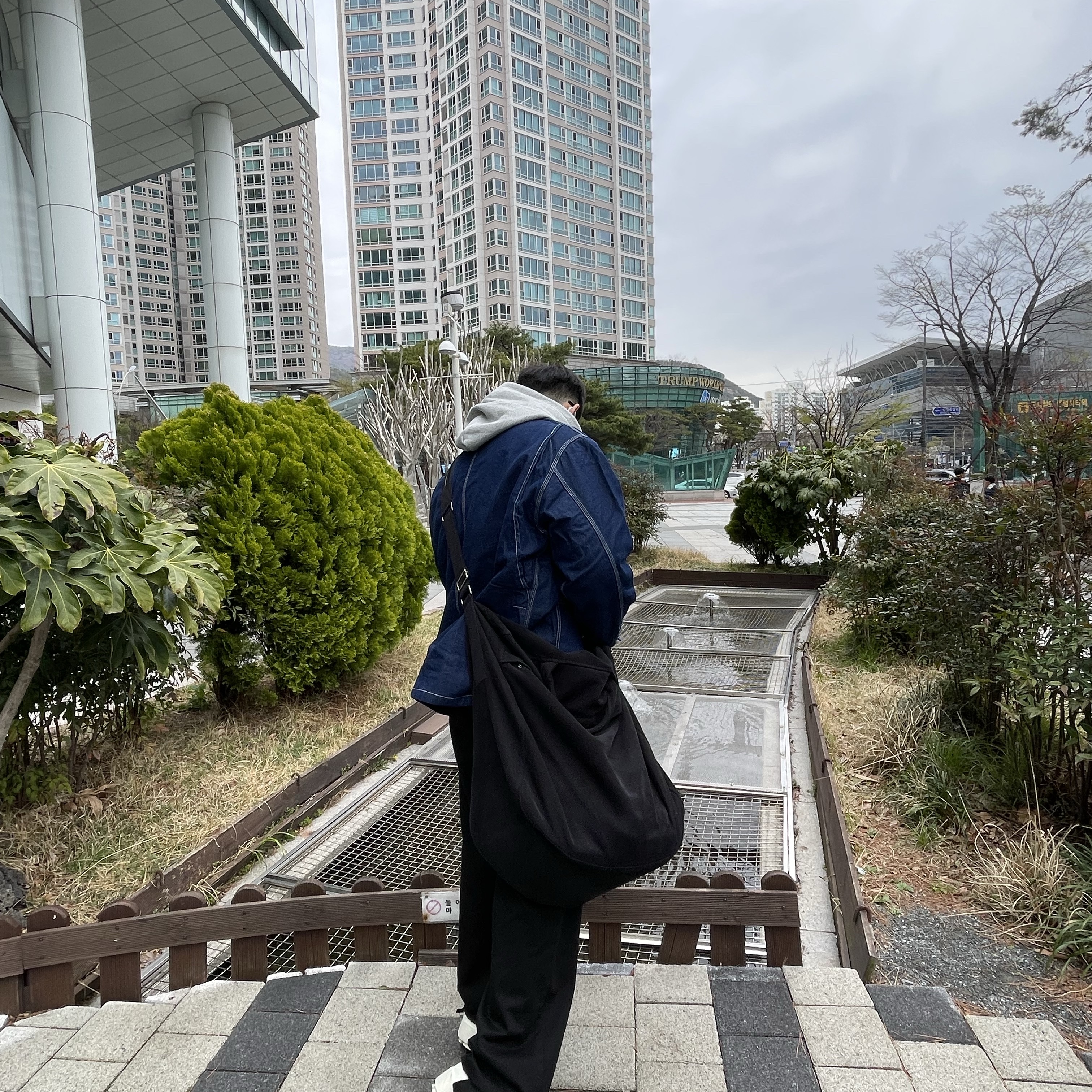 Carhartt WIP Norco Blue Denim OG Chore Coat Blue One Wash - Winter, Farfromwhat Far Parachute Big Bag Black 착용 스타일