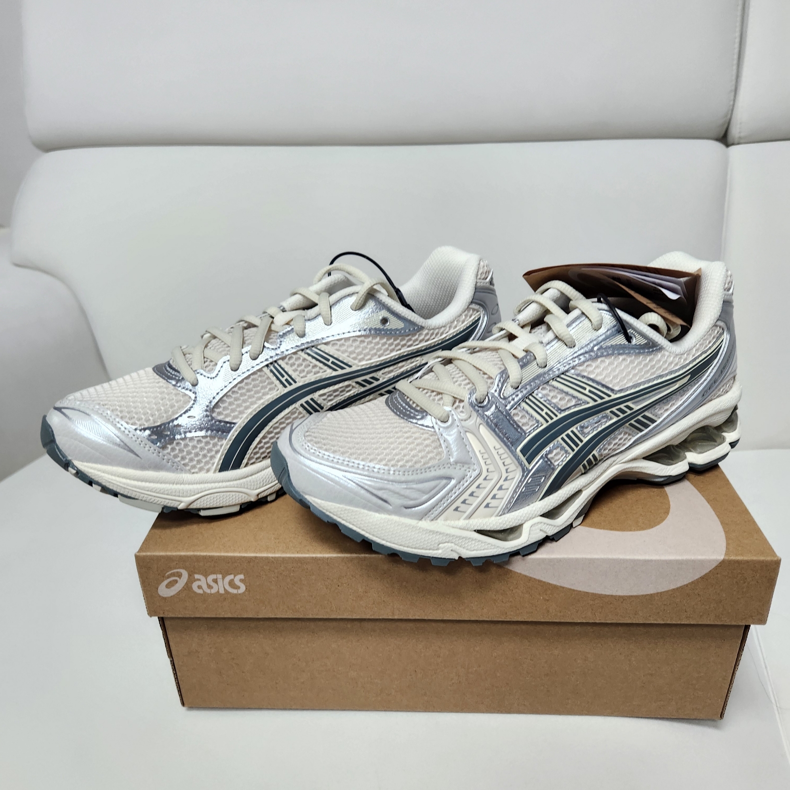 Asics Gel-Kayano 14 Birch Dark Pewter 착용 스타일