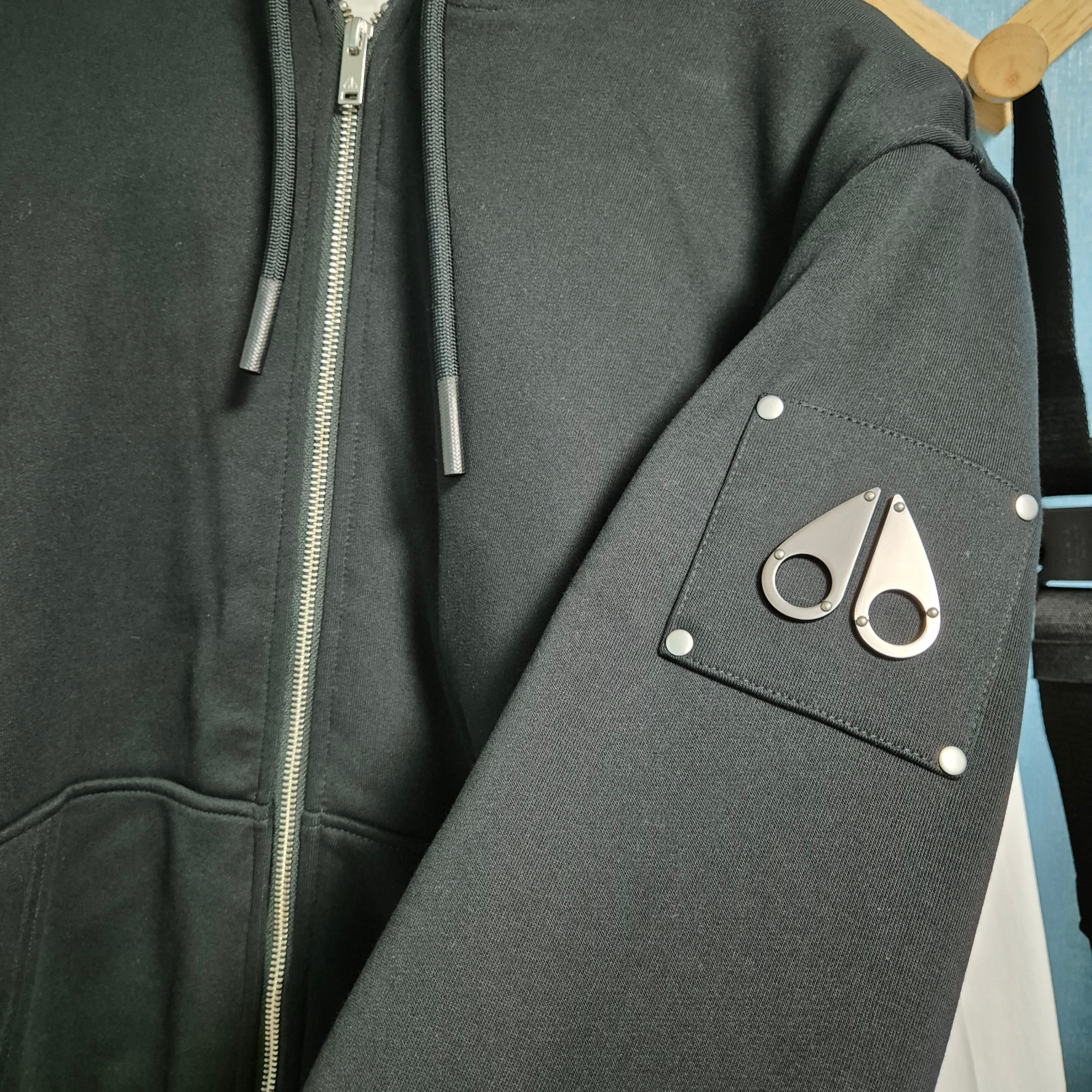 Moose Knuckles Classic Bunny 3 White Lining Zip Hoodie Black - 22FW 착용 스타일 - 2