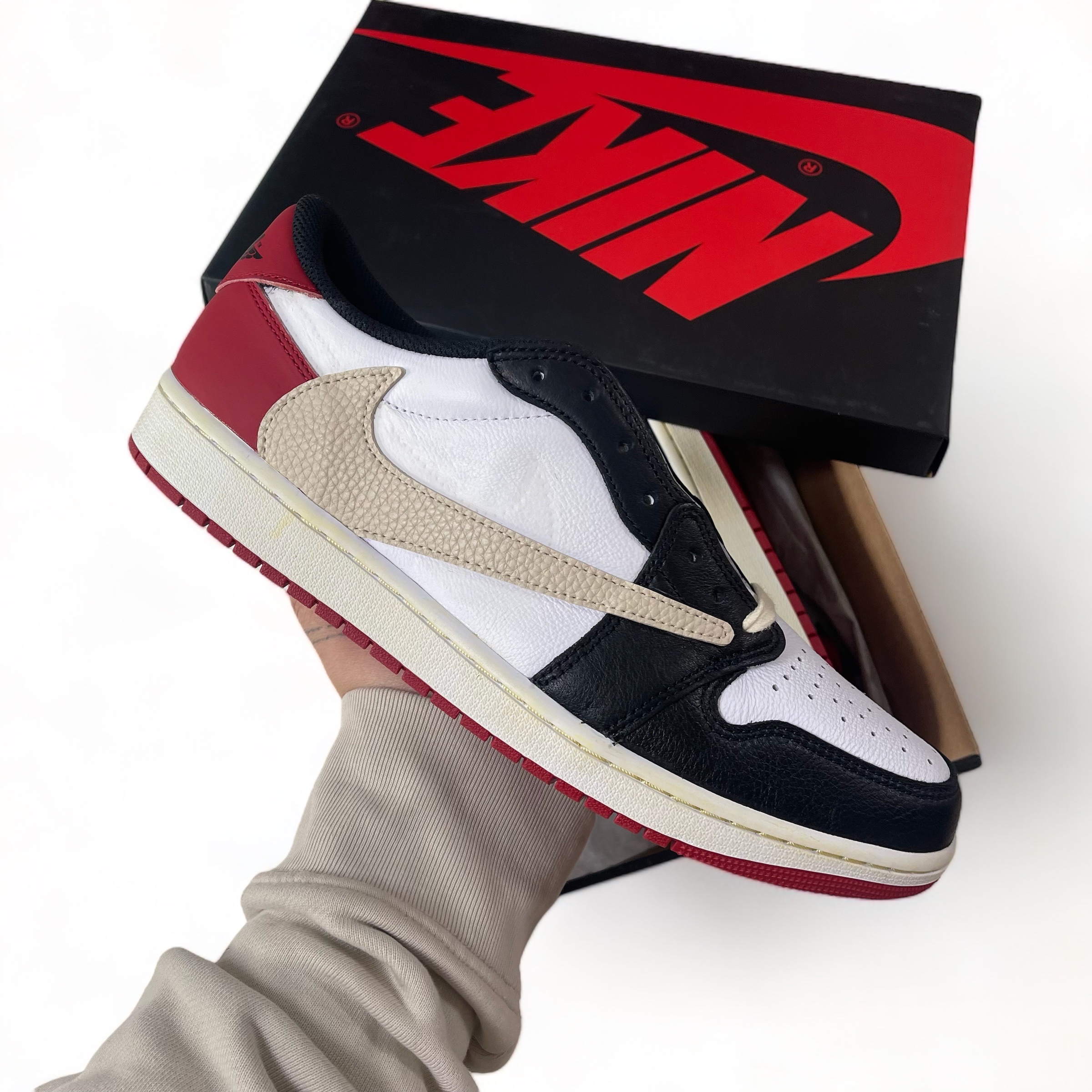 Jordan 1 Retro Low OG Black Toe 착용 스타일 - 4